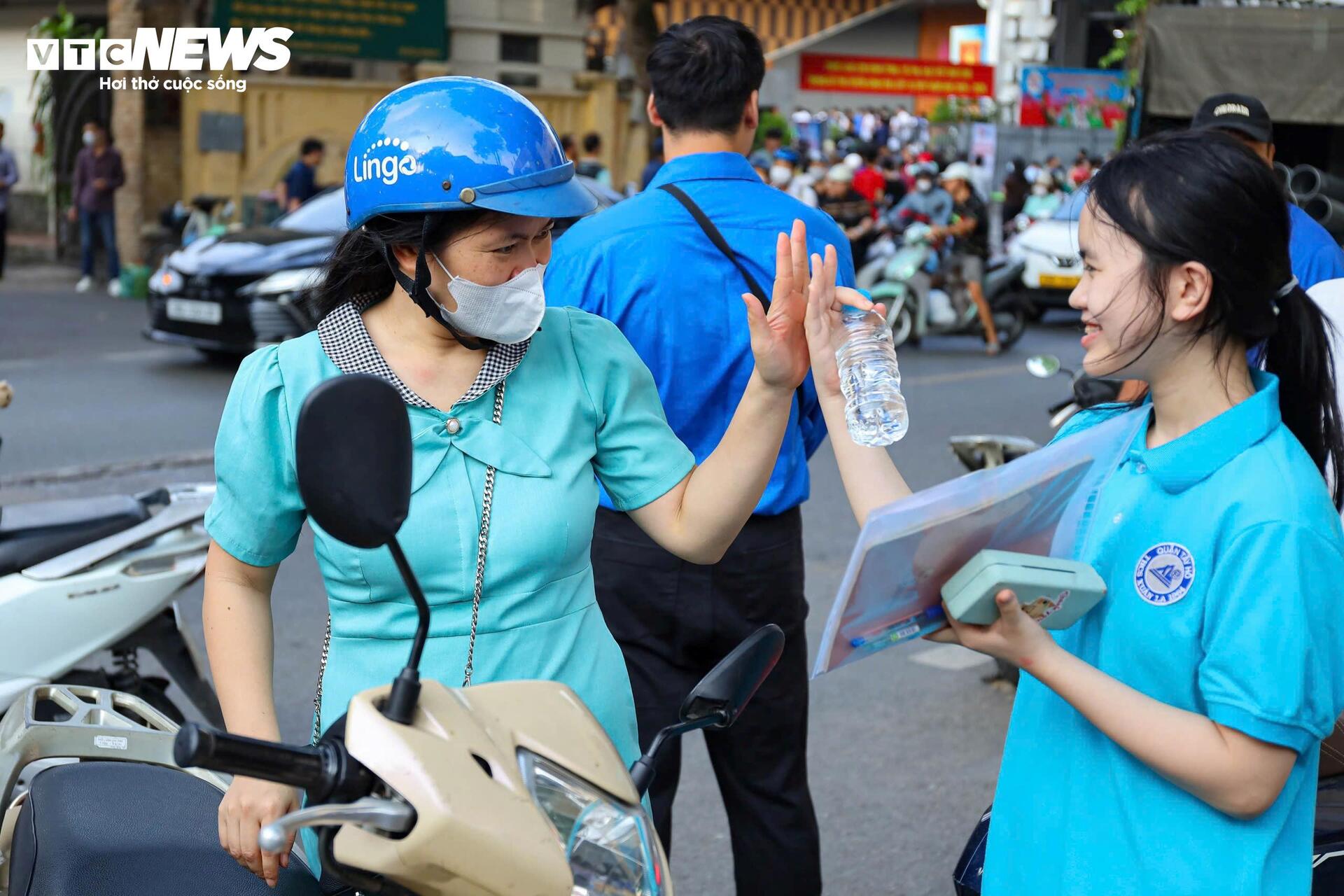 1.400 ngày đồng hành ôn luyện, ba mẹ mong con thi cử nhẹ nhàng, không áp lực - 12