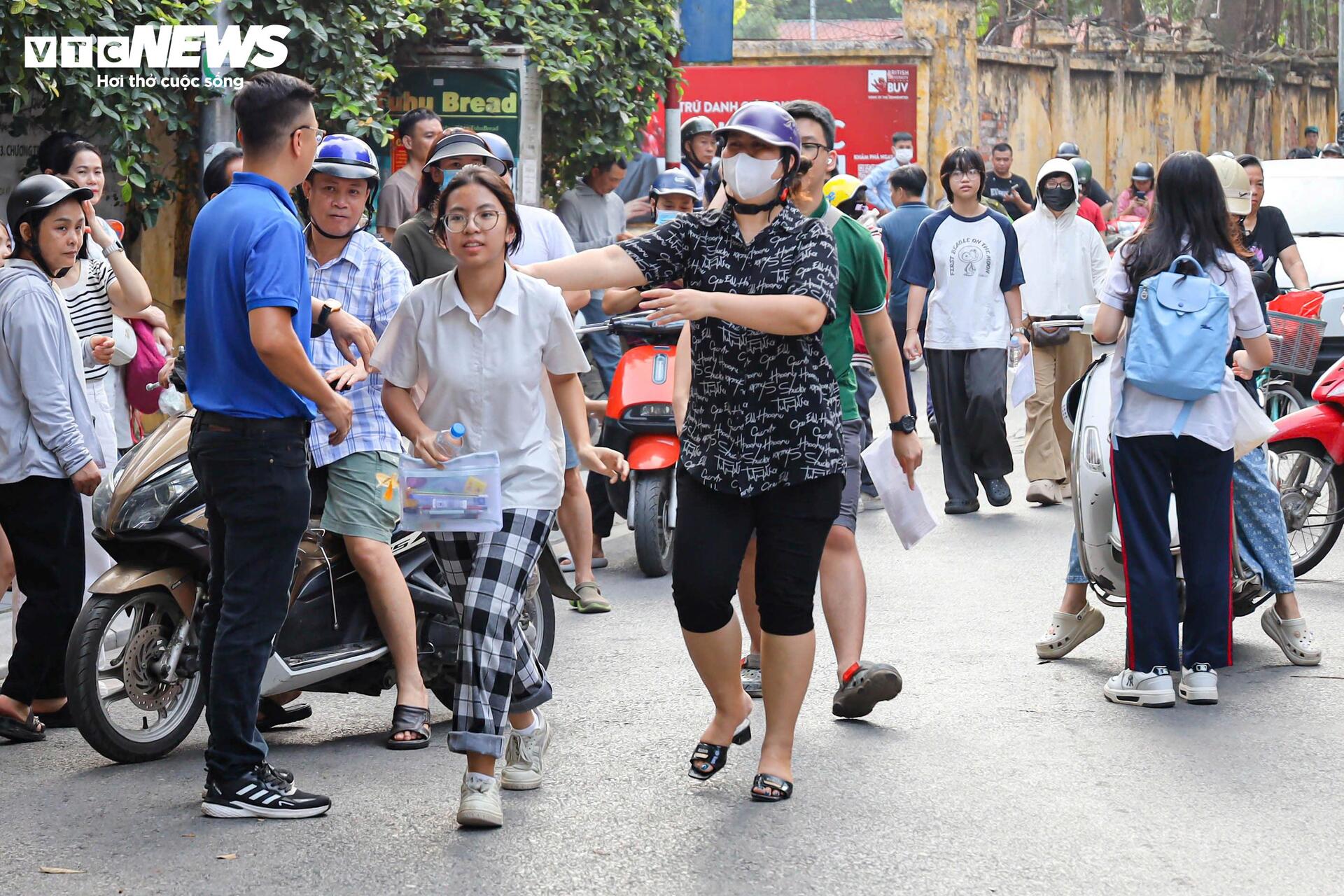 1.400 ngày đồng hành ôn luyện, ba mẹ mong con thi cử nhẹ nhàng, không áp lực - 13