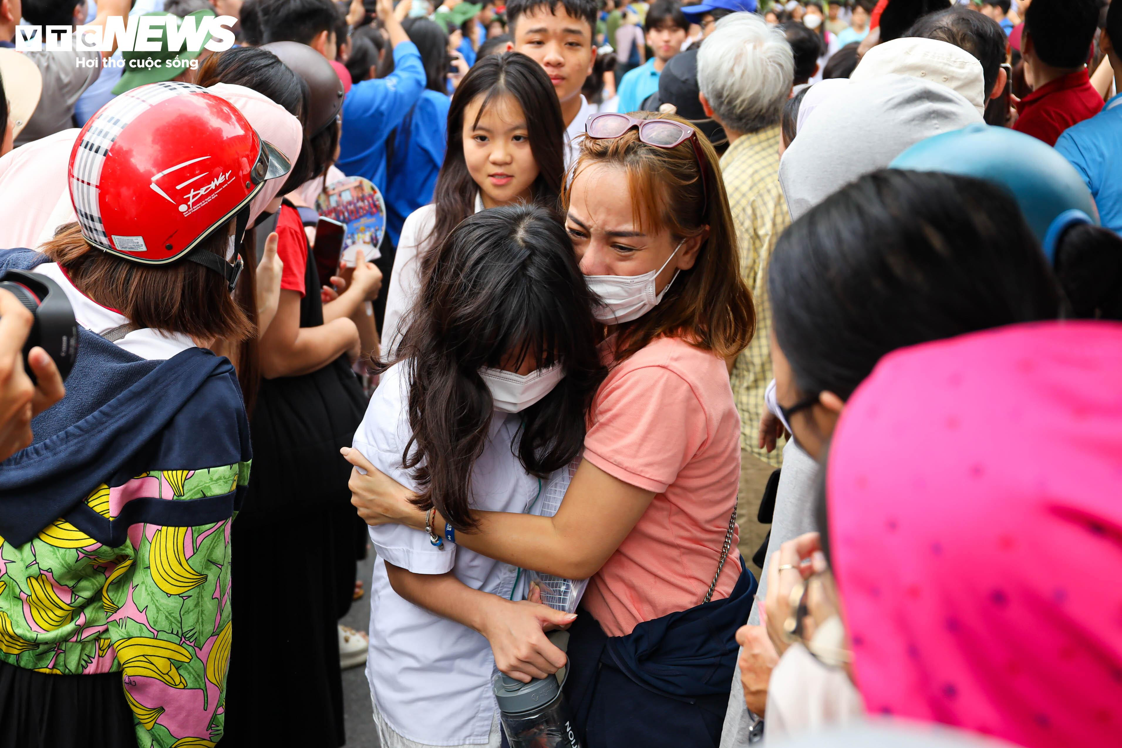 印象的な画像で、2025-2016 年ハノイ 10 年生入学試験が終了します。