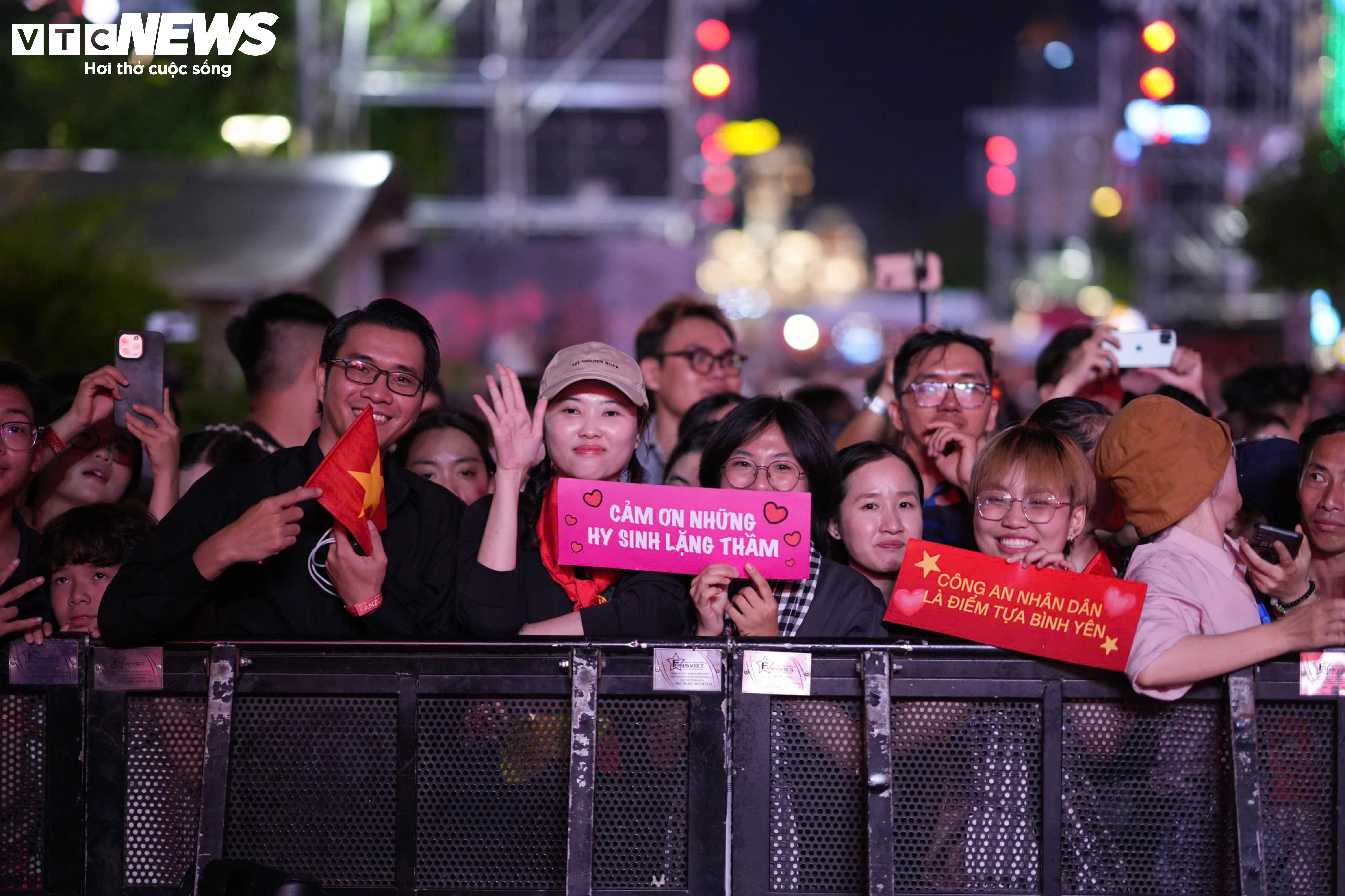 Biển người chen kín phố đi bộ xem gala 'Vinh quang Công an nhân dân Việt Nam' - 3