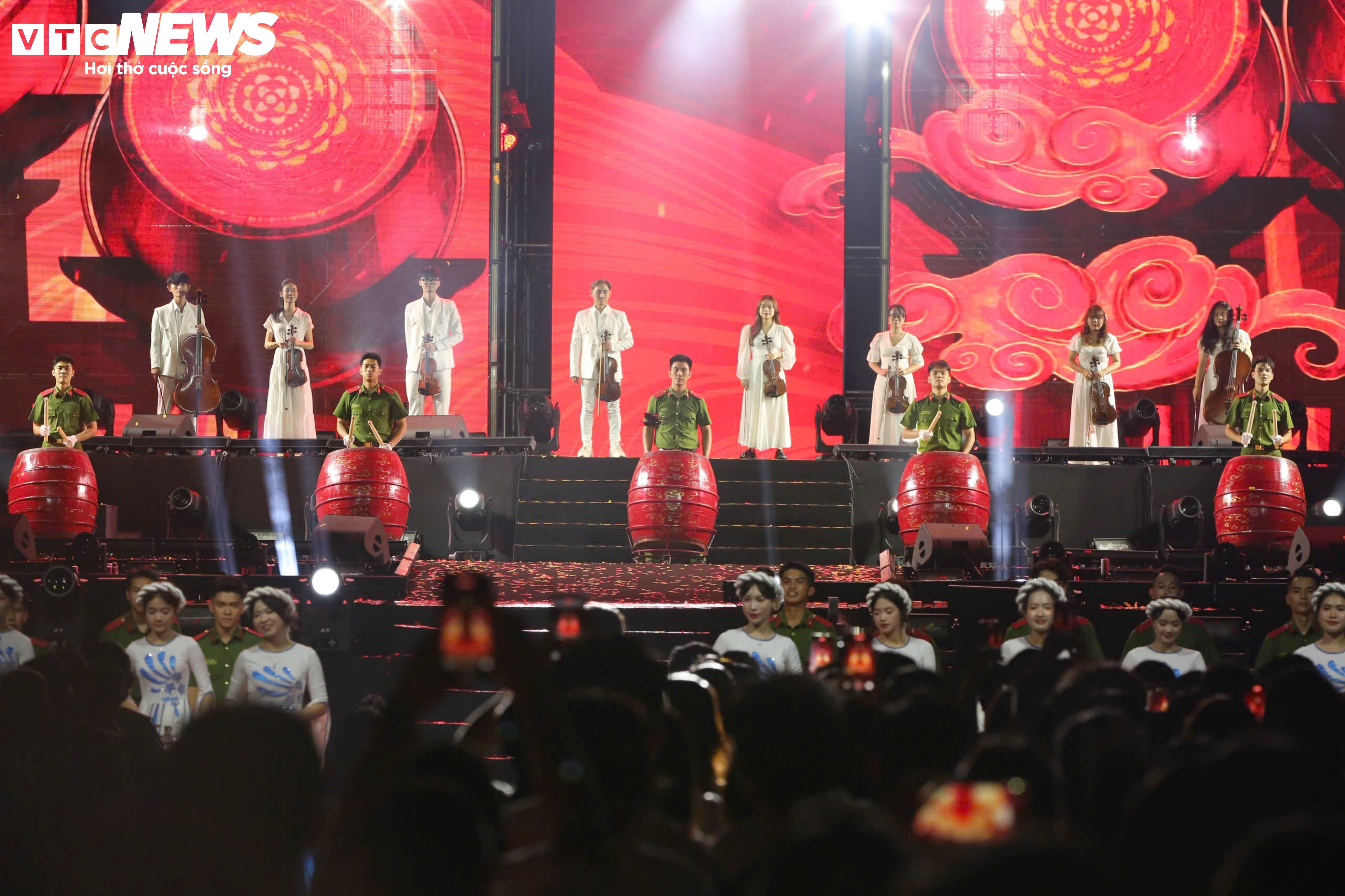 Biển người chen kín phố đi bộ xem gala 'Vinh quang Công an nhân dân Việt Nam' - 8