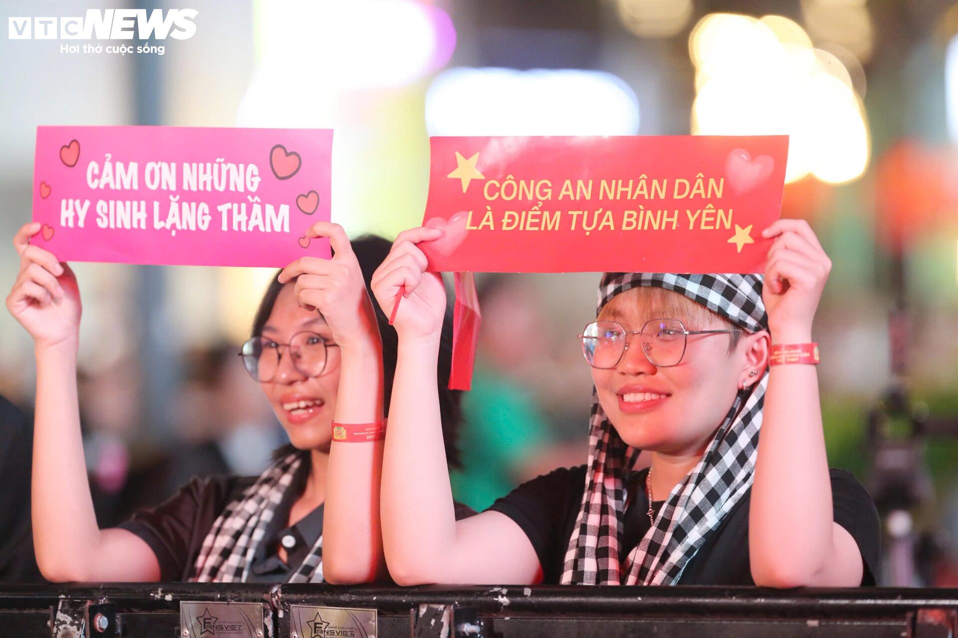 Biển người chen kín phố đi bộ xem gala 'Vinh quang Công an nhân dân Việt Nam' - 5
