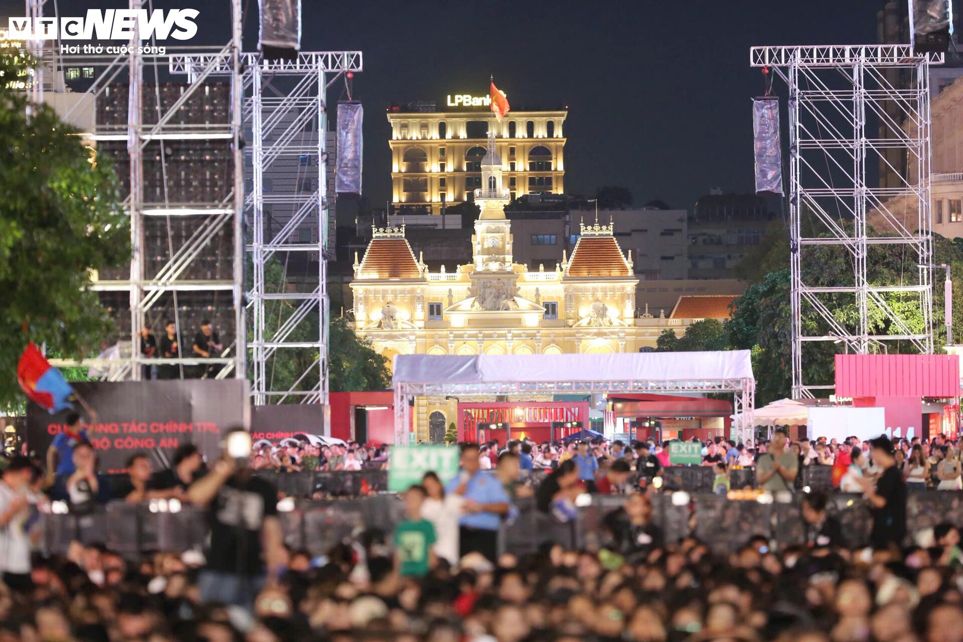Biển người chen kín phố đi bộ xem gala 'Vinh quang Công an nhân dân Việt Nam' - 2