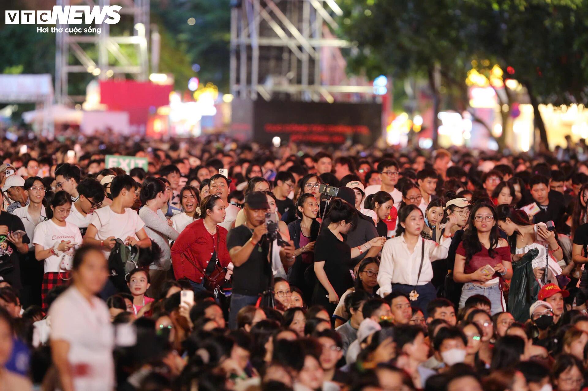 Biển người chen kín phố đi bộ xem gala 'Vinh quang Công an nhân dân Việt Nam' - 12