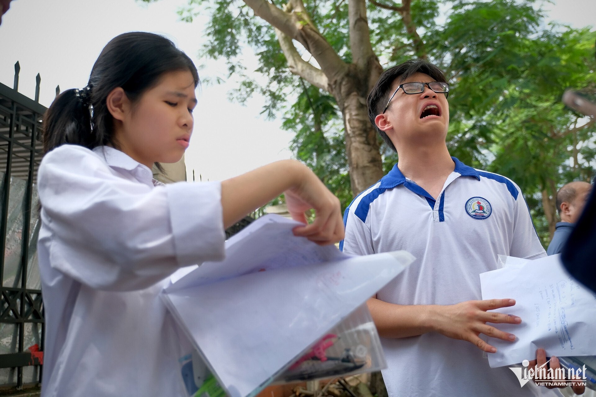 Những hình ảnh ấn tượng khép lại kỳ thi lớp 10 Hà Nội 2025 - 19