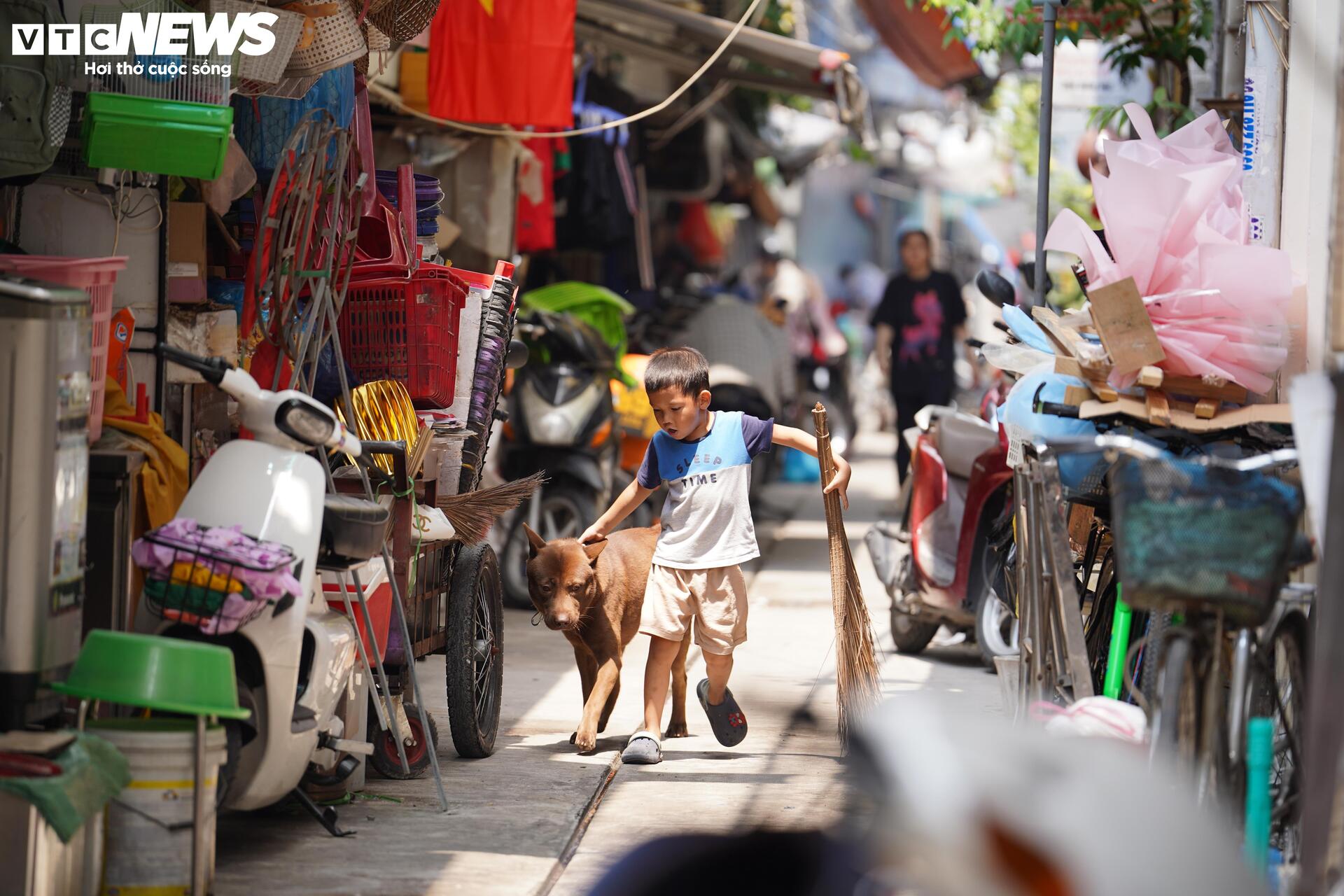 'Làng trong phố' chen chúc giữa đô thị: Cảnh sống chật chột, tăm tối khó tin - 49