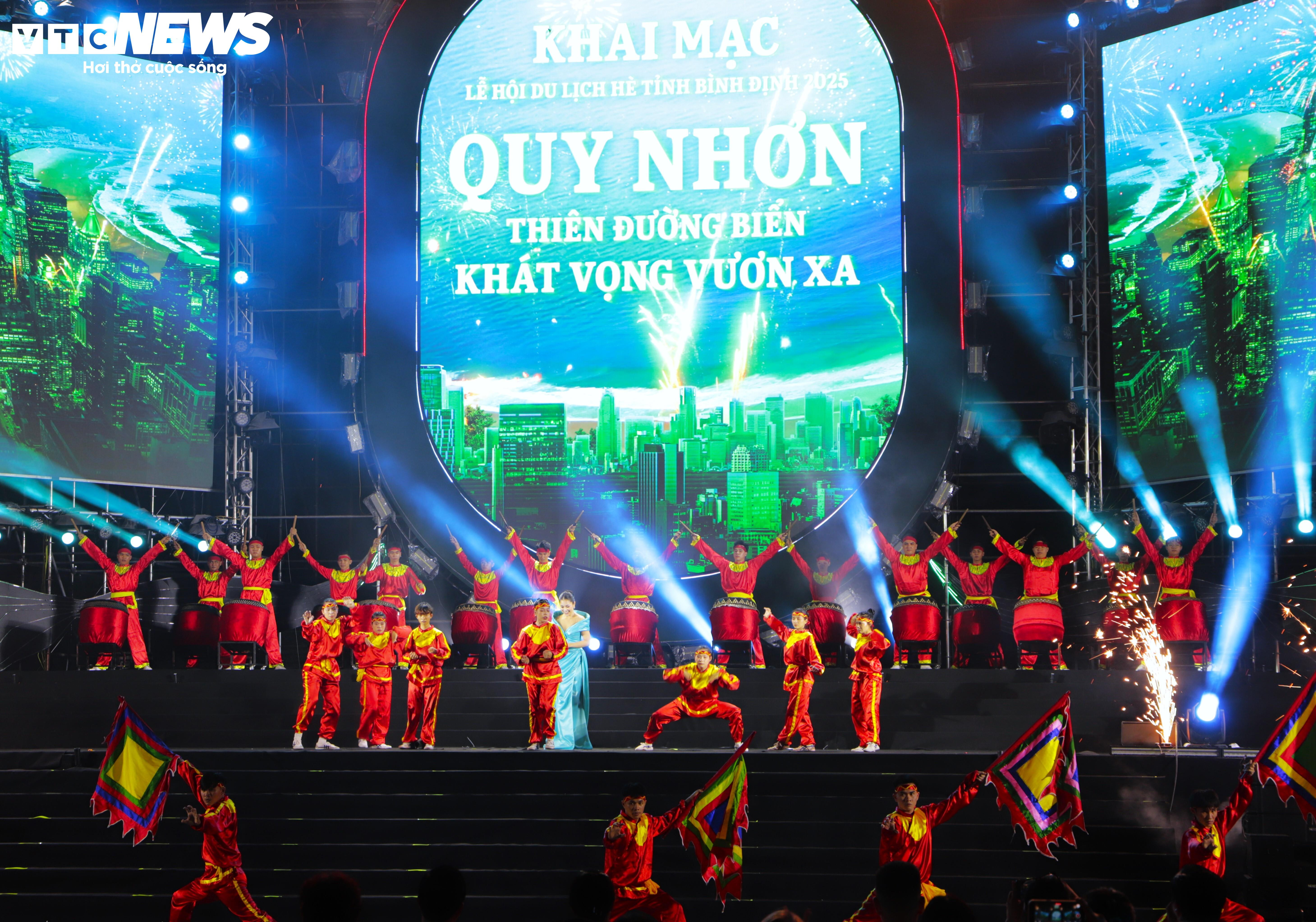 Bùng nổ sắc màu đêm khai mạc Lễ hội Du lịch hè Bình Định 2025 - 3