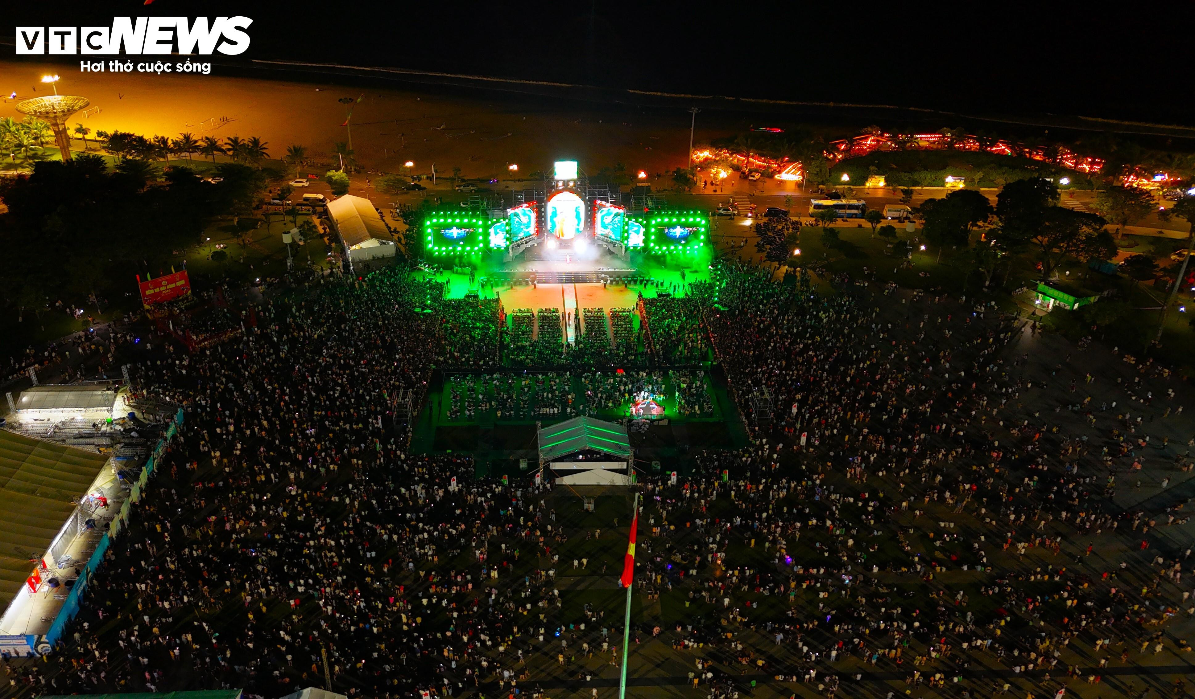 Bùng nổ sắc màu đêm khai mạc Lễ hội Du lịch hè Bình Định 2025 - 2