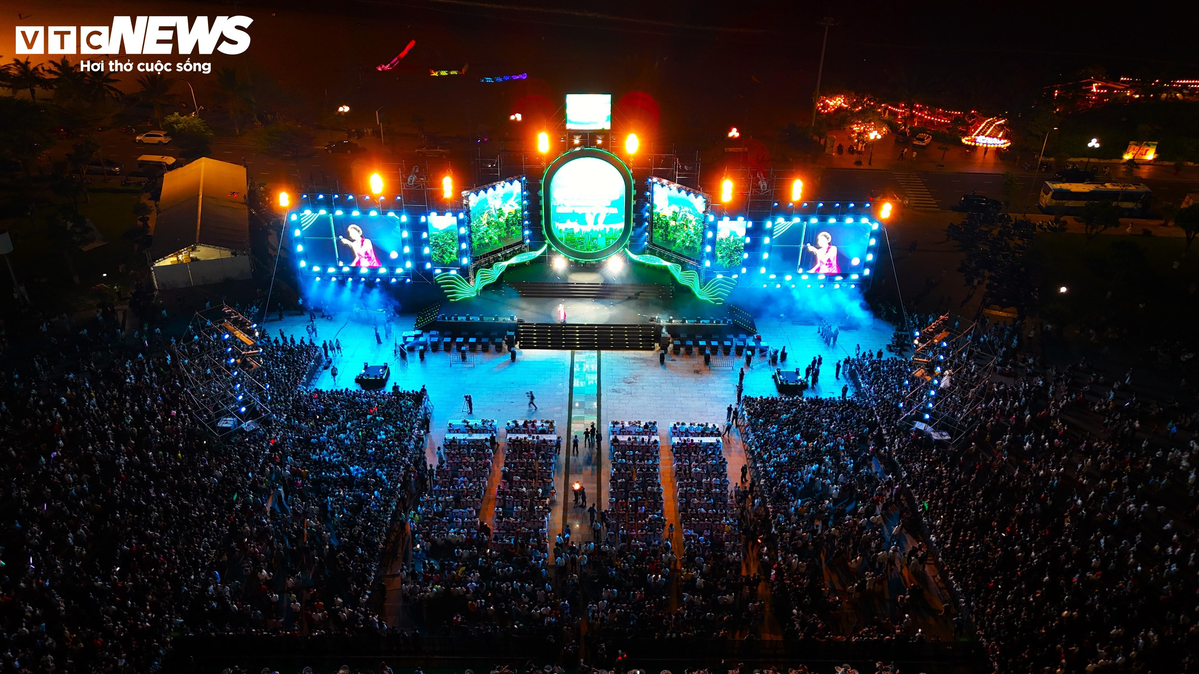 Bùng nổ sắc màu đêm khai mạc Lễ hội Du lịch hè Bình Định 2025 - 9