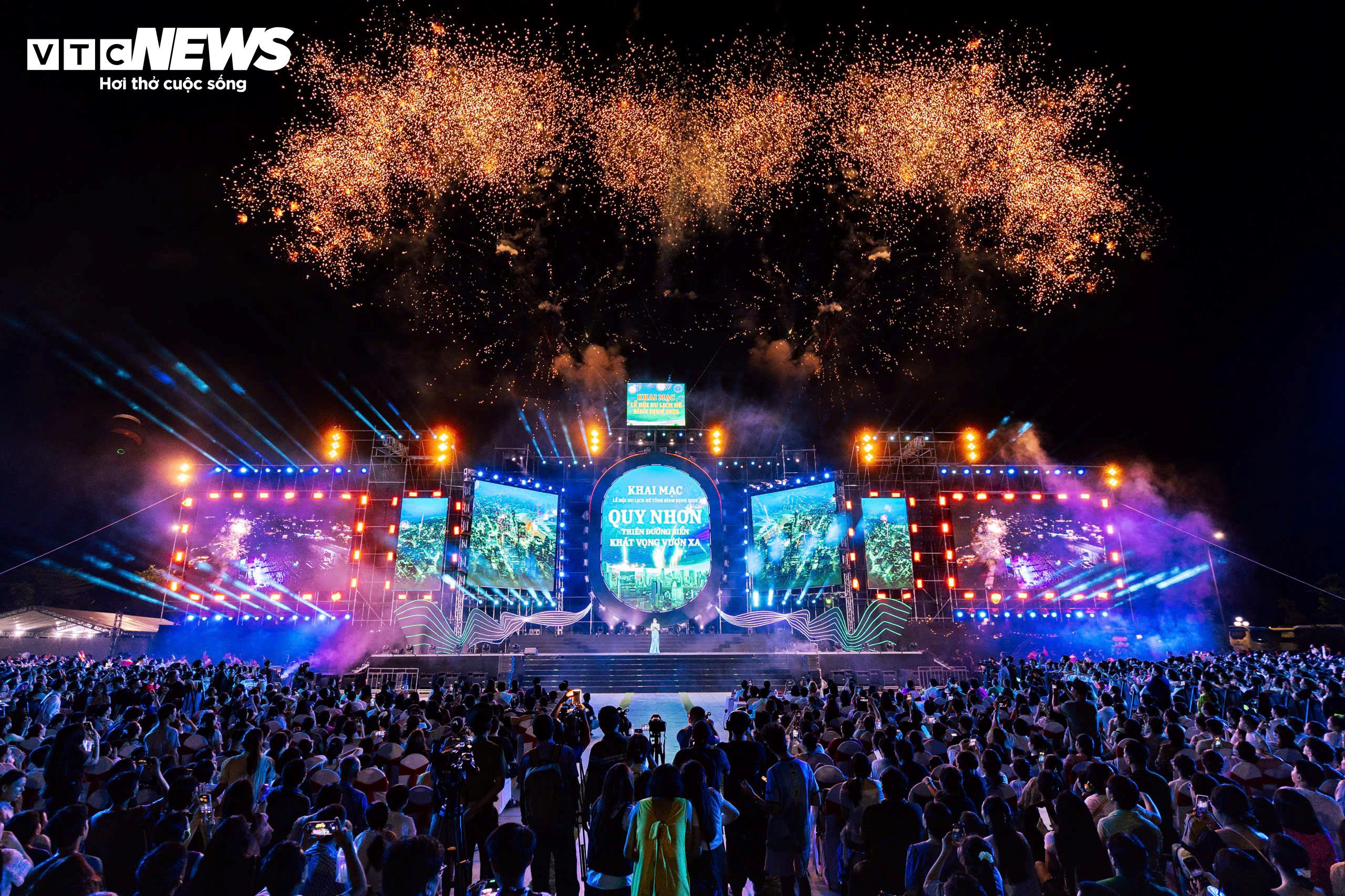 Bùng nổ sắc màu đêm khai mạc Lễ hội Du lịch hè Bình Định 2025 - 1