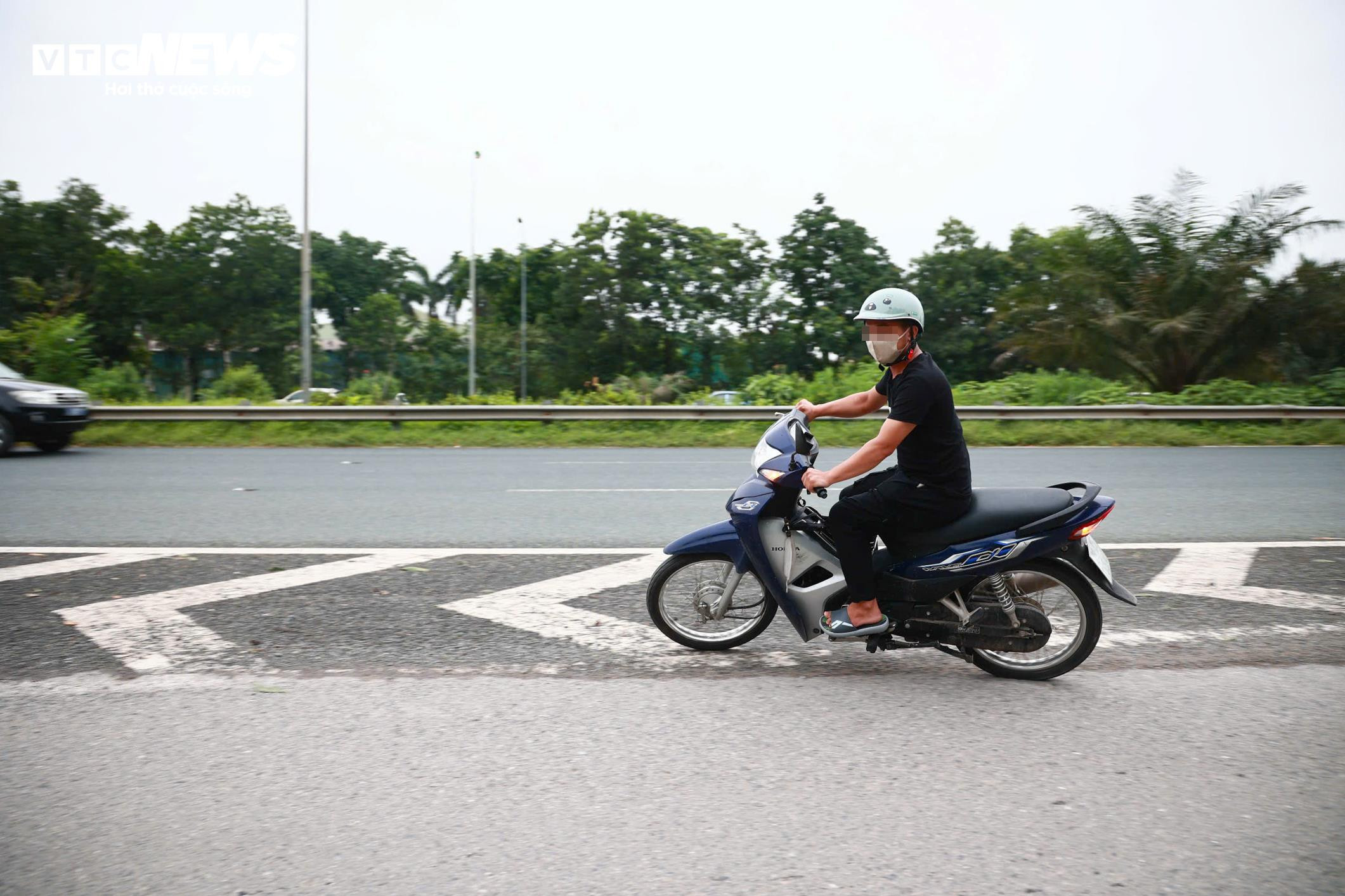 Nhiều tài xế xe máy thách thức 'tử thần', ngang nhiên lao vào cao tốc - 2