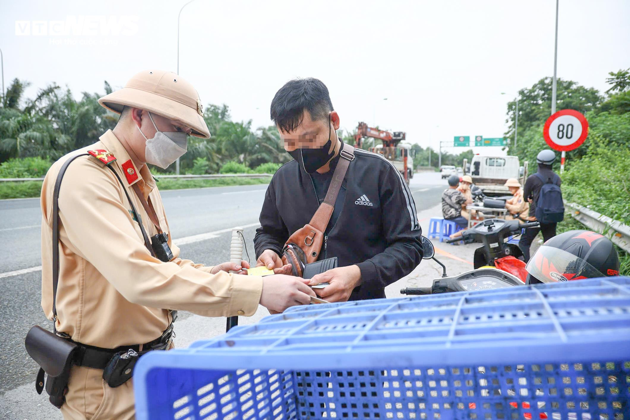 Nhiều tài xế xe máy thách thức 'tử thần', ngang nhiên lao vào cao tốc - 6