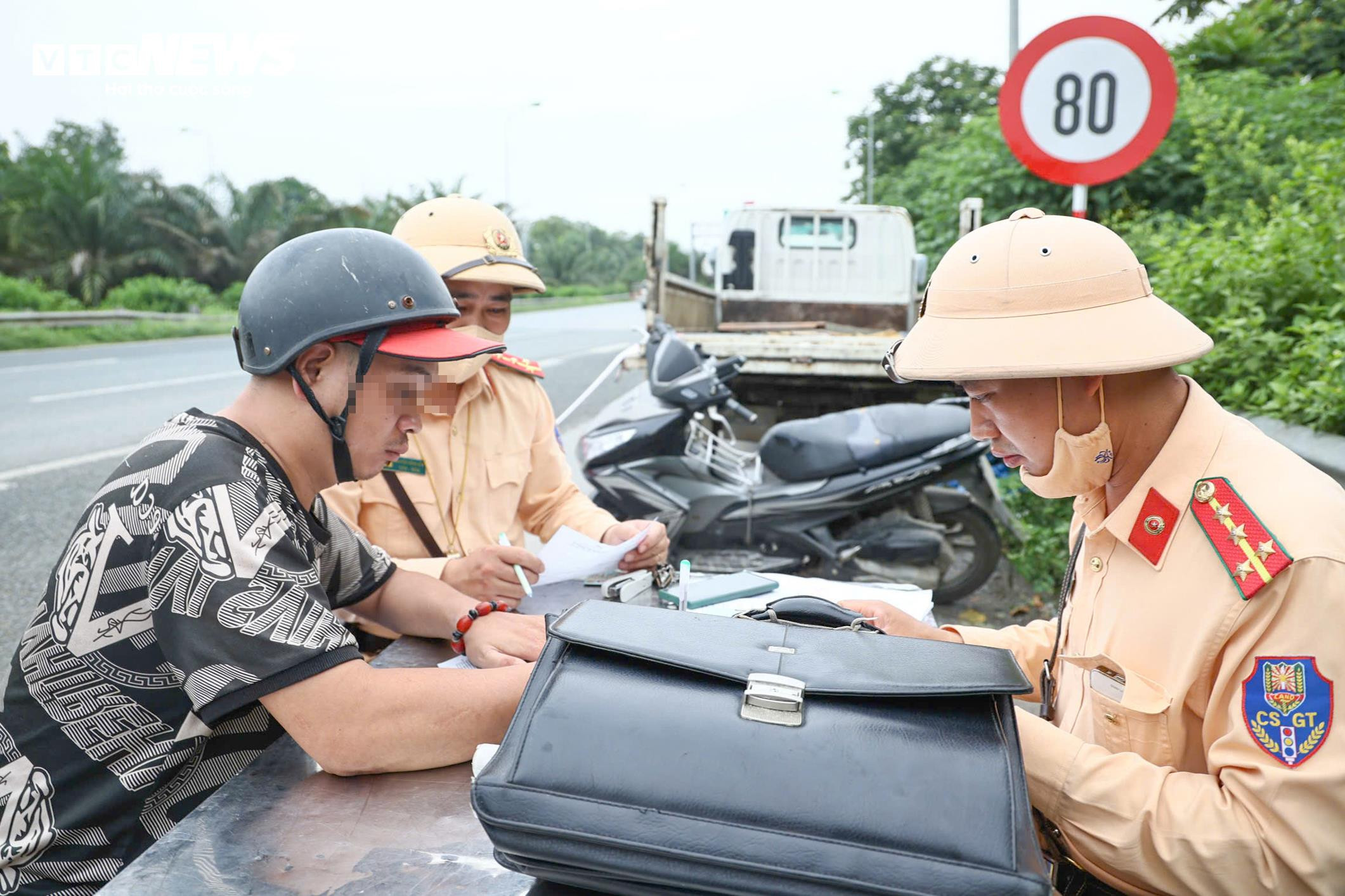 Nhiều tài xế xe máy thách thức 'tử thần', ngang nhiên lao vào cao tốc - 8