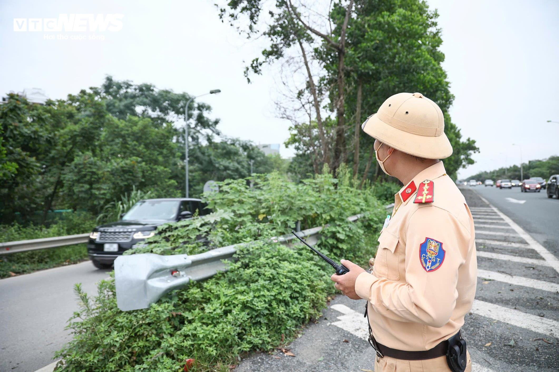 Nhiều tài xế xe máy thách thức 'tử thần', ngang nhiên lao vào cao tốc - 10