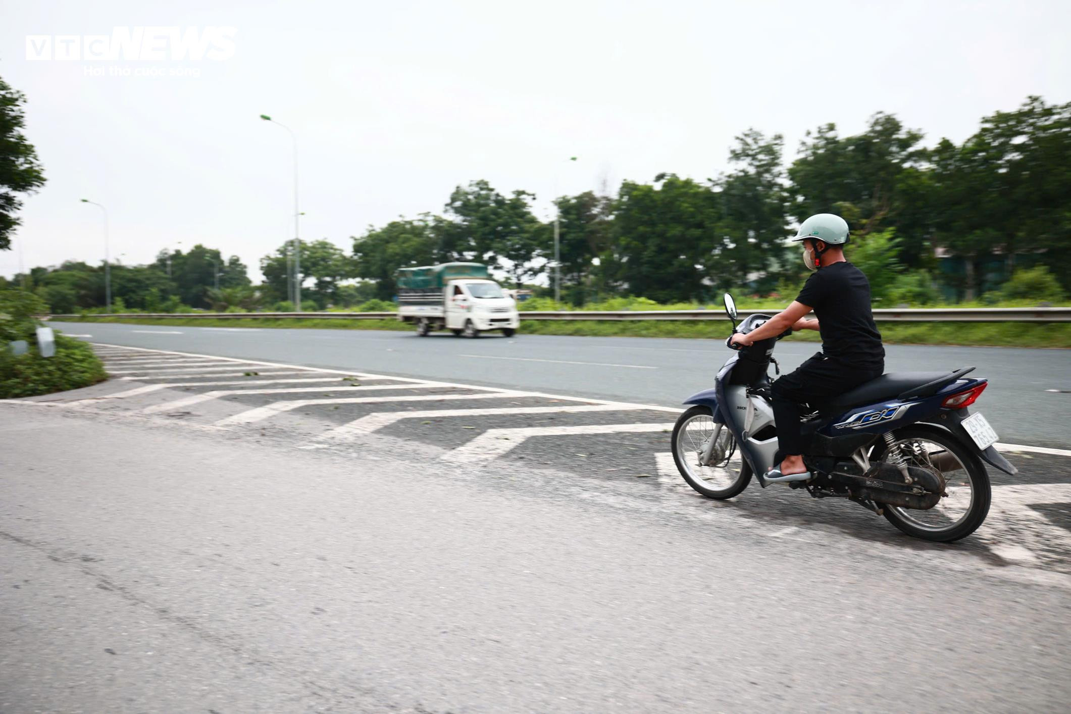 Nhiều tài xế xe máy thách thức 'tử thần', ngang nhiên lao vào cao tốc - 11