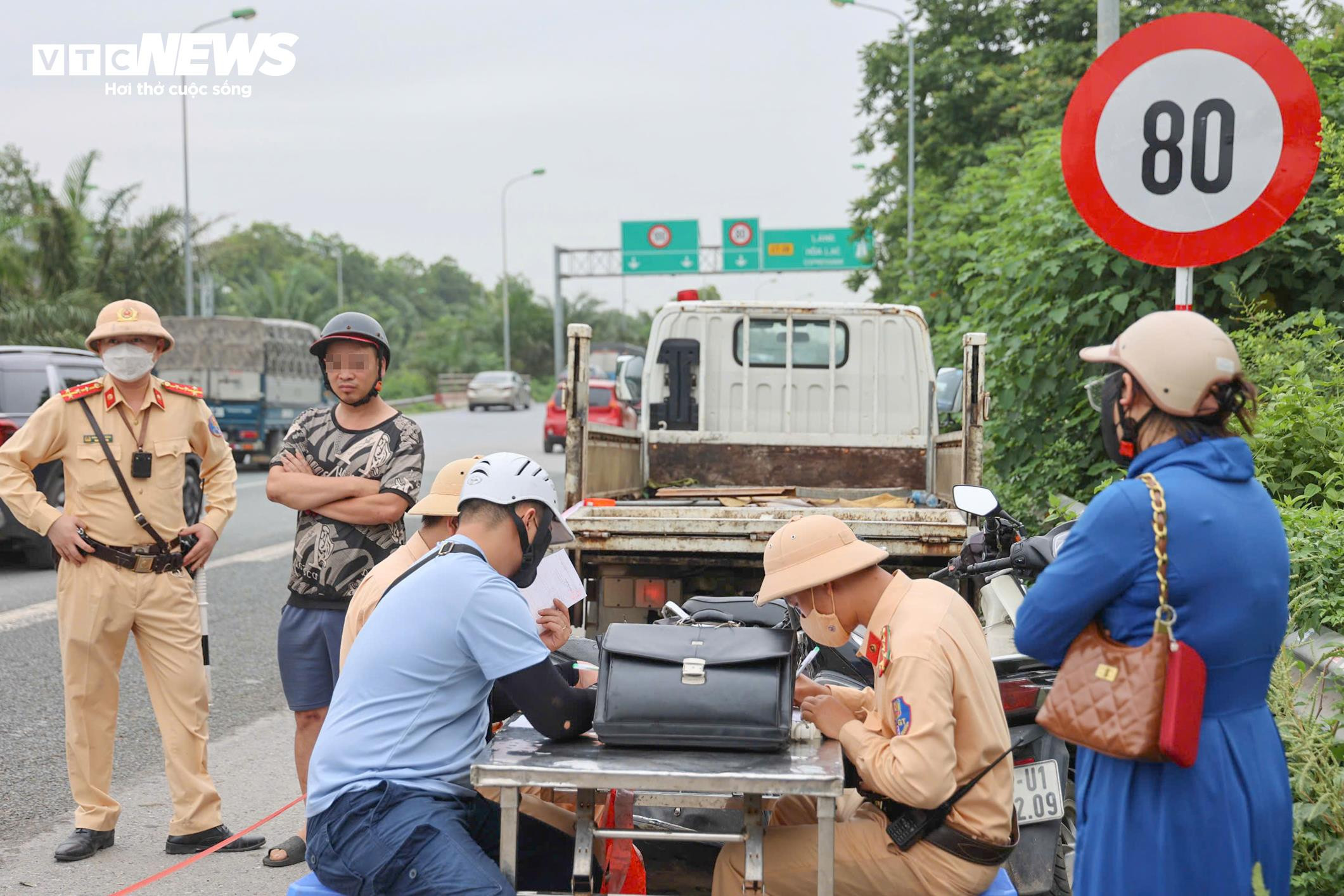 Nhiều tài xế xe máy thách thức 'tử thần', ngang nhiên lao vào cao tốc - 12