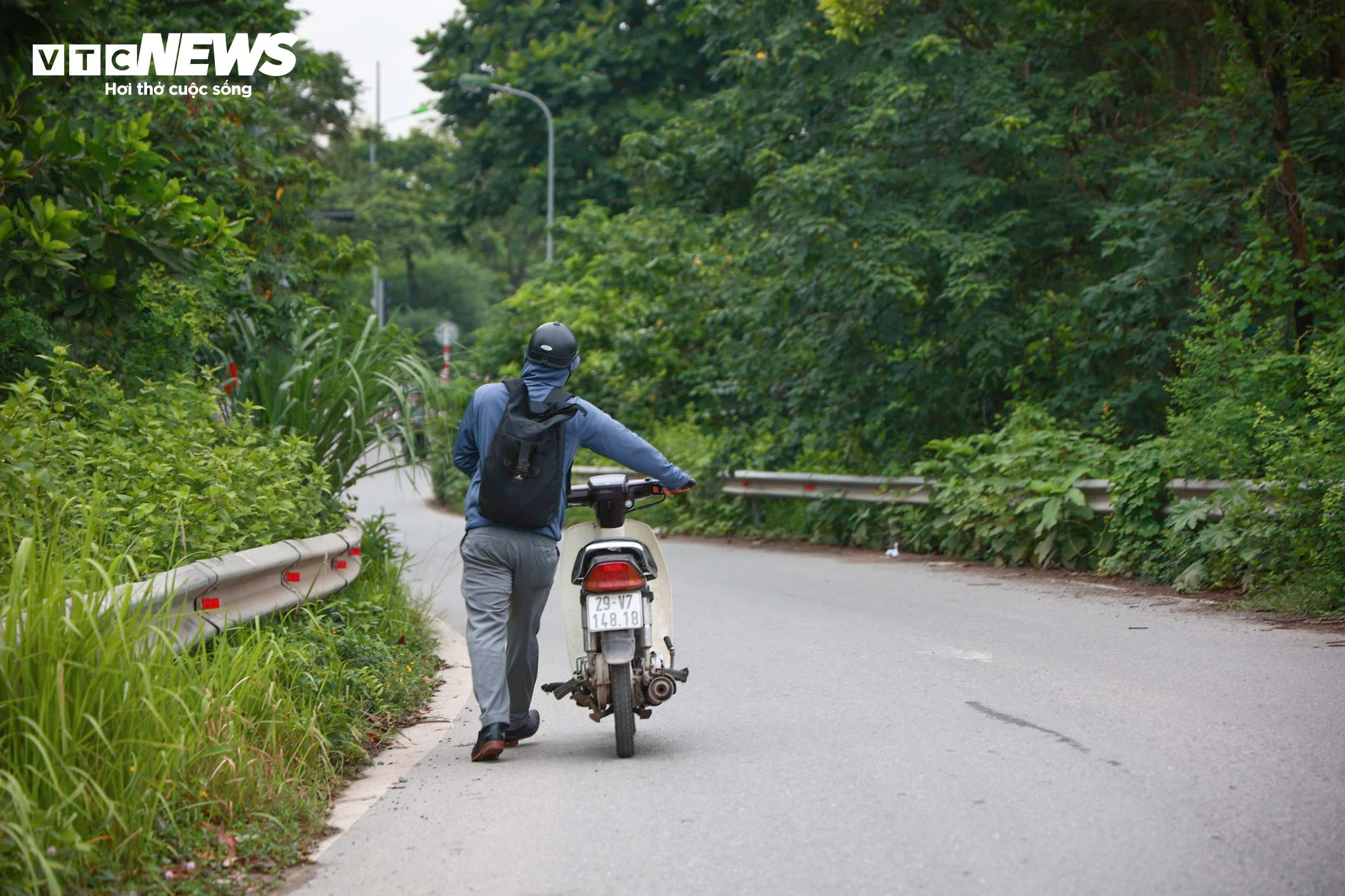 Nhiều tài xế xe máy thách thức 'tử thần', ngang nhiên lao vào cao tốc - 3