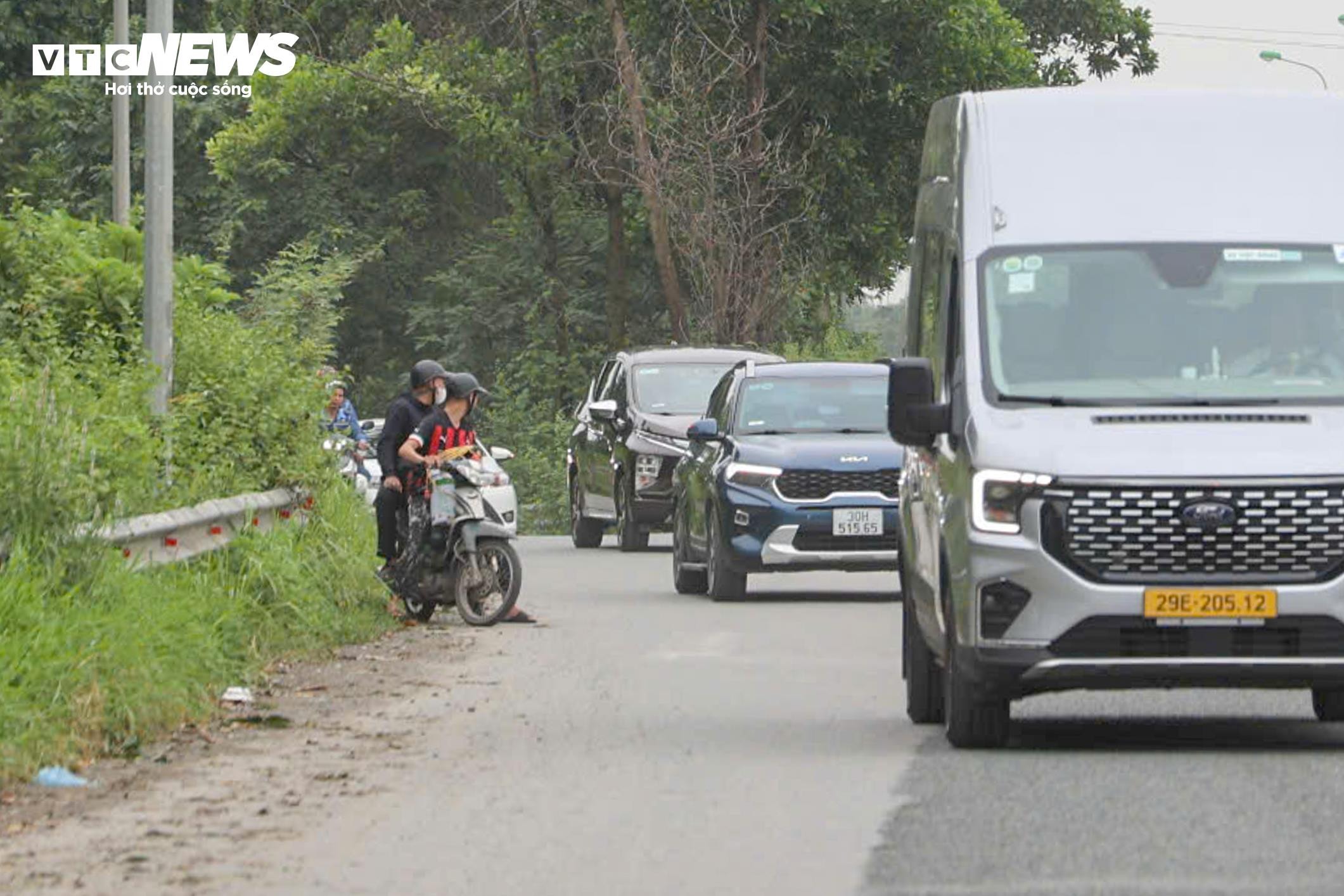 Nhiều tài xế xe máy thách thức 'tử thần', ngang nhiên lao vào cao tốc - 4