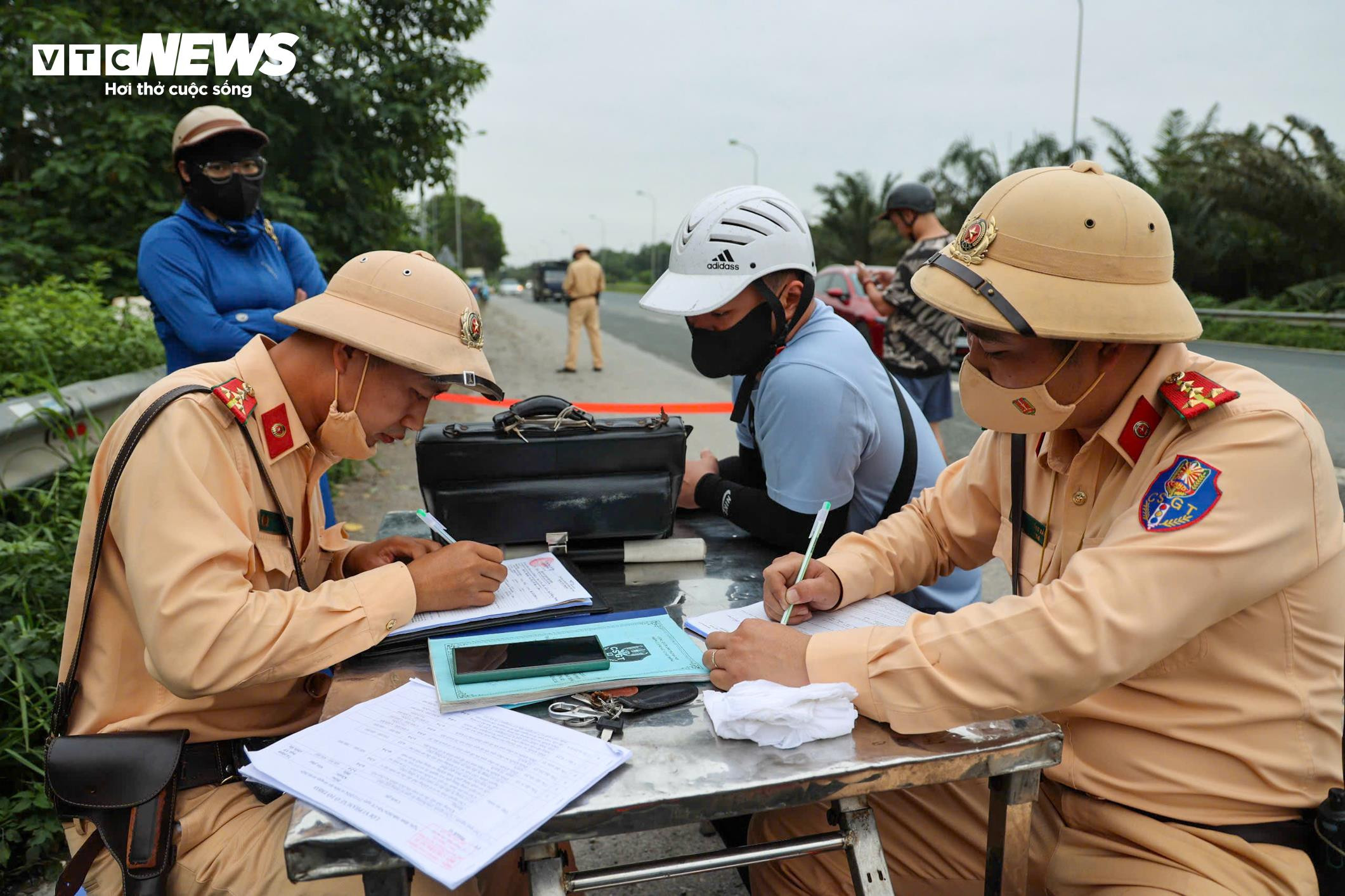 Nhiều tài xế xe máy thách thức 'tử thần', ngang nhiên lao vào cao tốc - 5