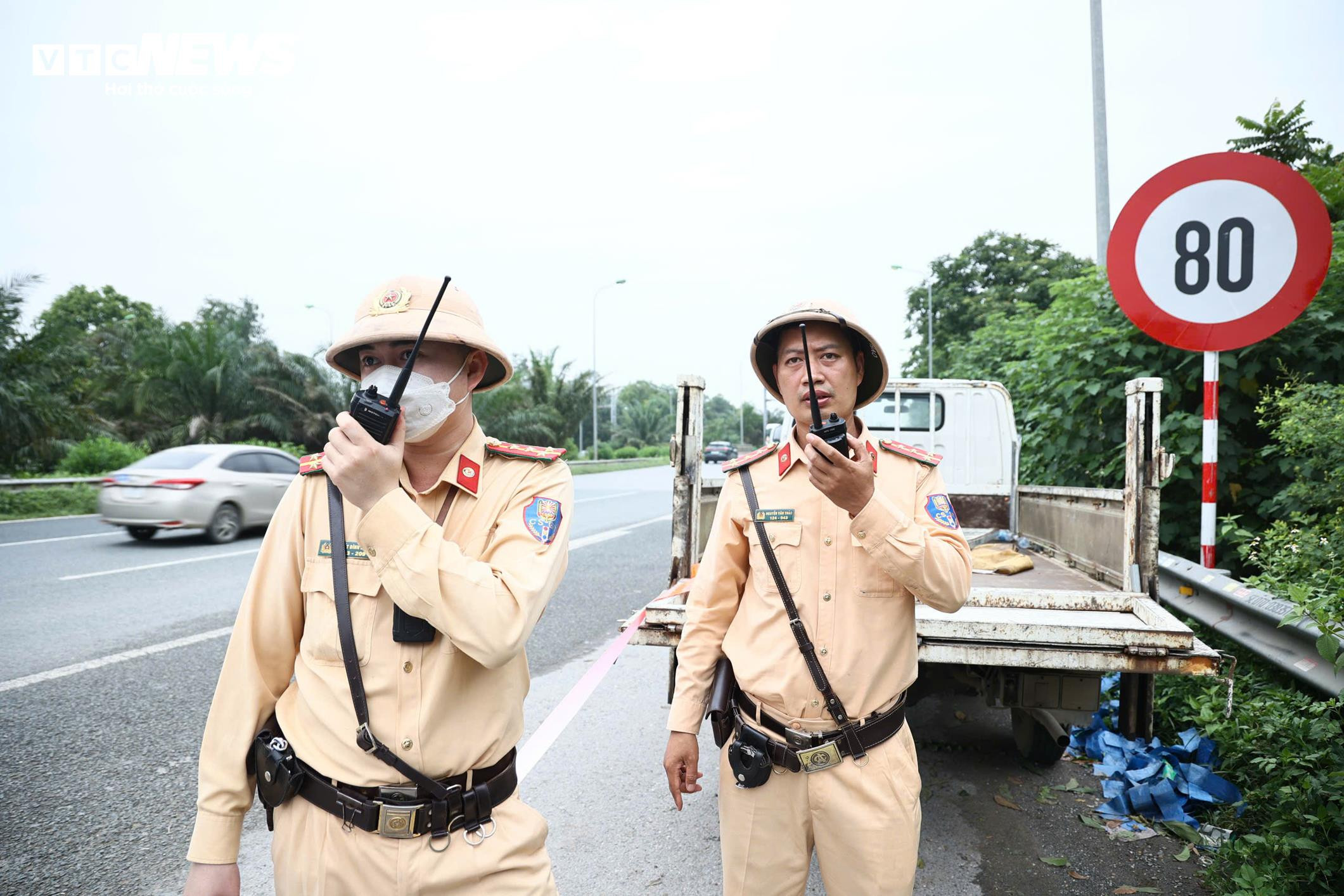 Nhiều tài xế xe máy thách thức 'tử thần', ngang nhiên lao vào cao tốc - 9