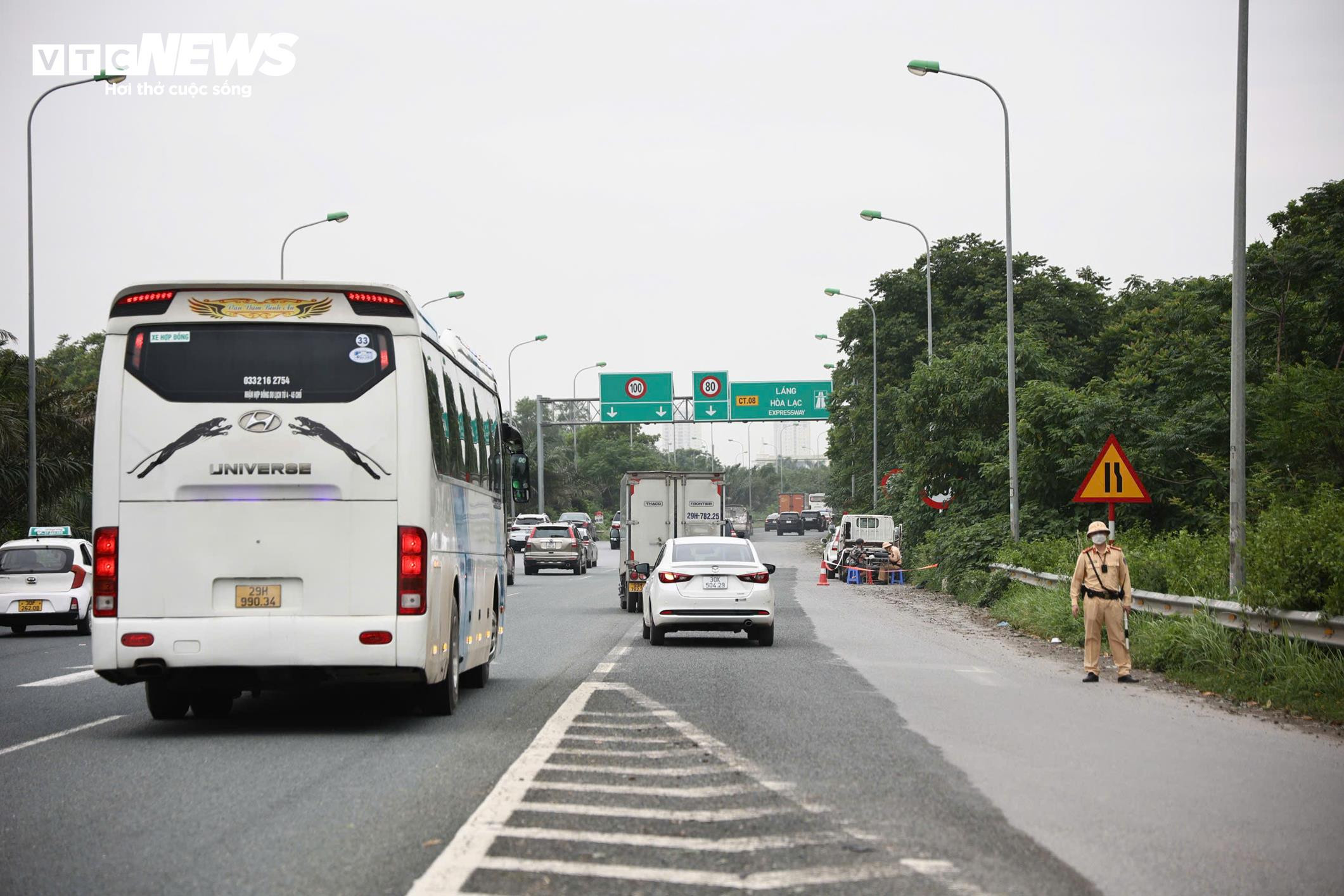 Nhiều tài xế xe máy thách thức 'tử thần', ngang nhiên lao vào cao tốc - 1