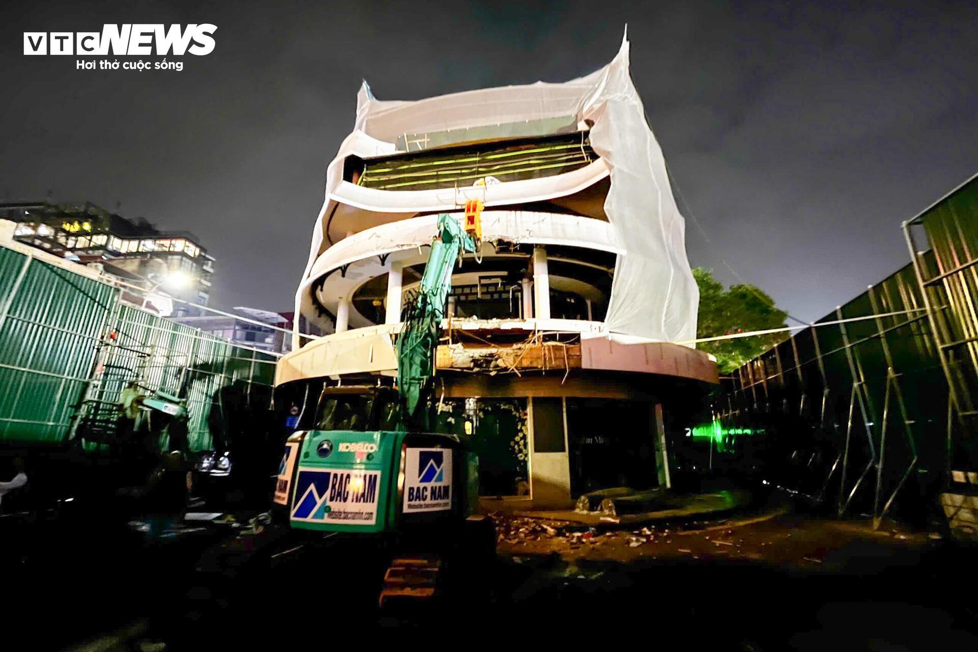Hà Nội bắt đầu phá dỡ tòa nhà 'Hàm cá mập' - 9