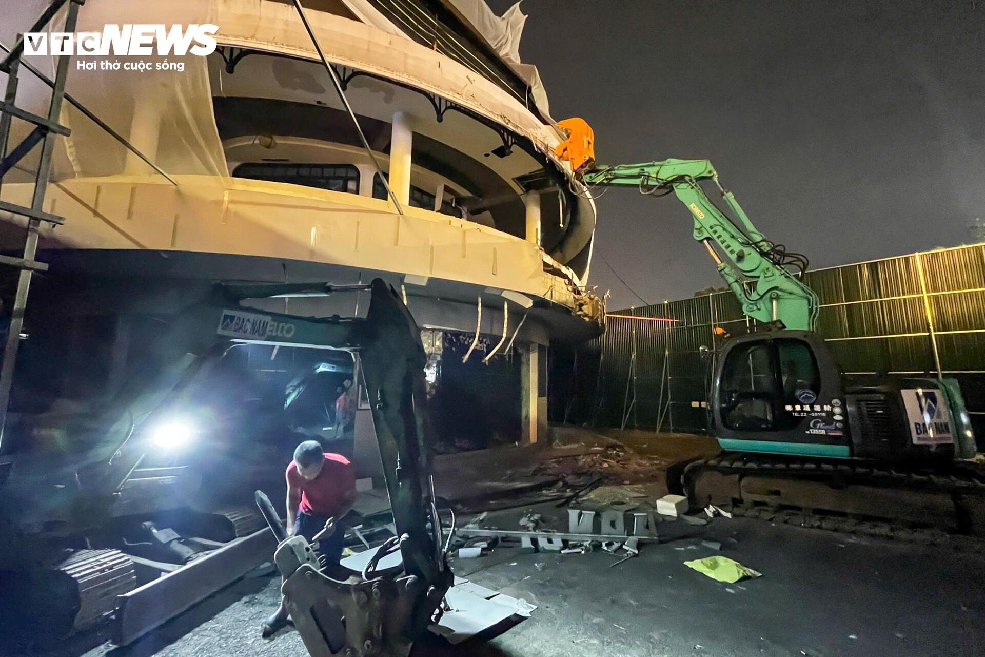 Hà Nội bắt đầu phá dỡ tòa nhà 'Hàm cá mập' - 2