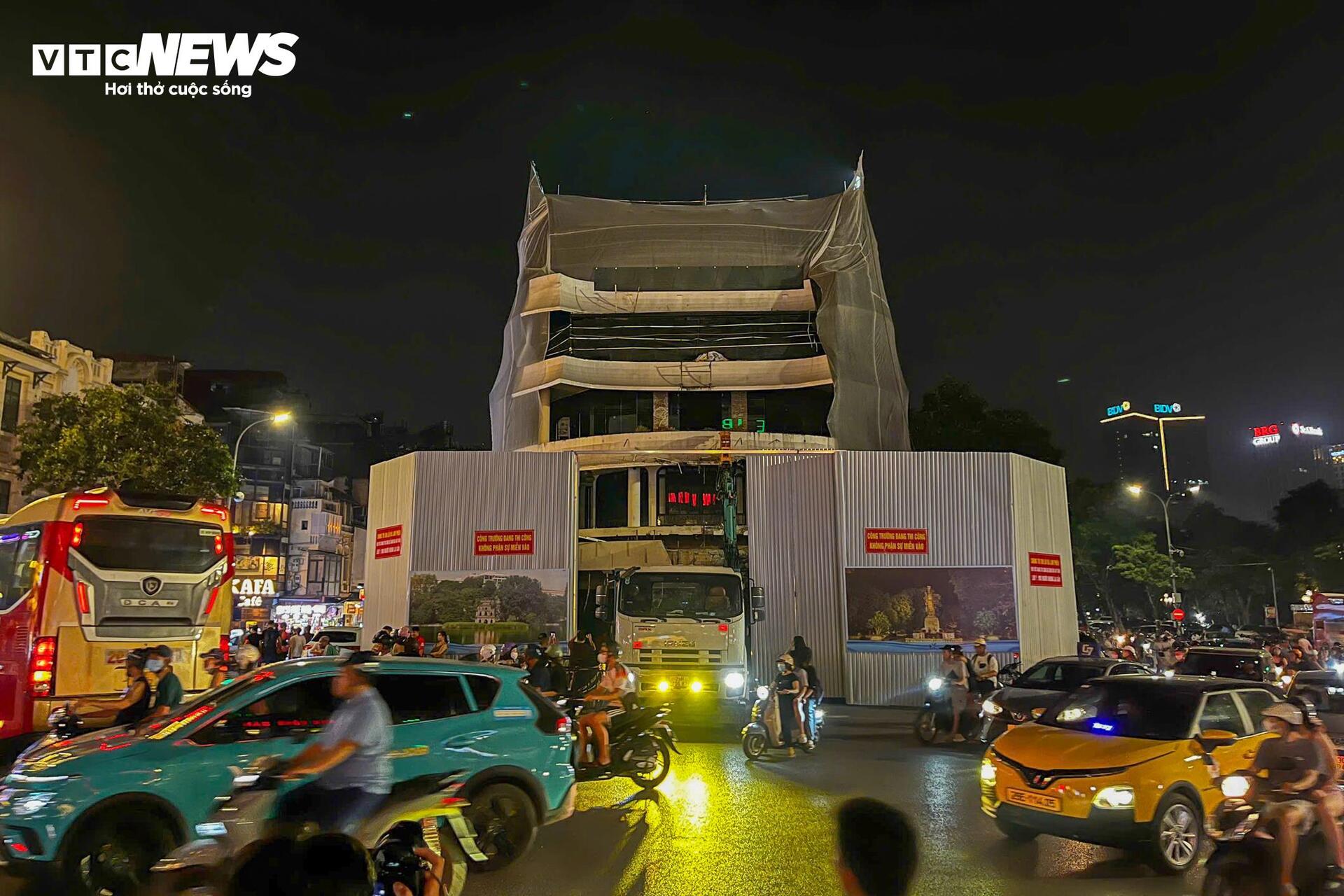 Hà Nội bắt đầu phá dỡ tòa nhà 'Hàm cá mập' - 1