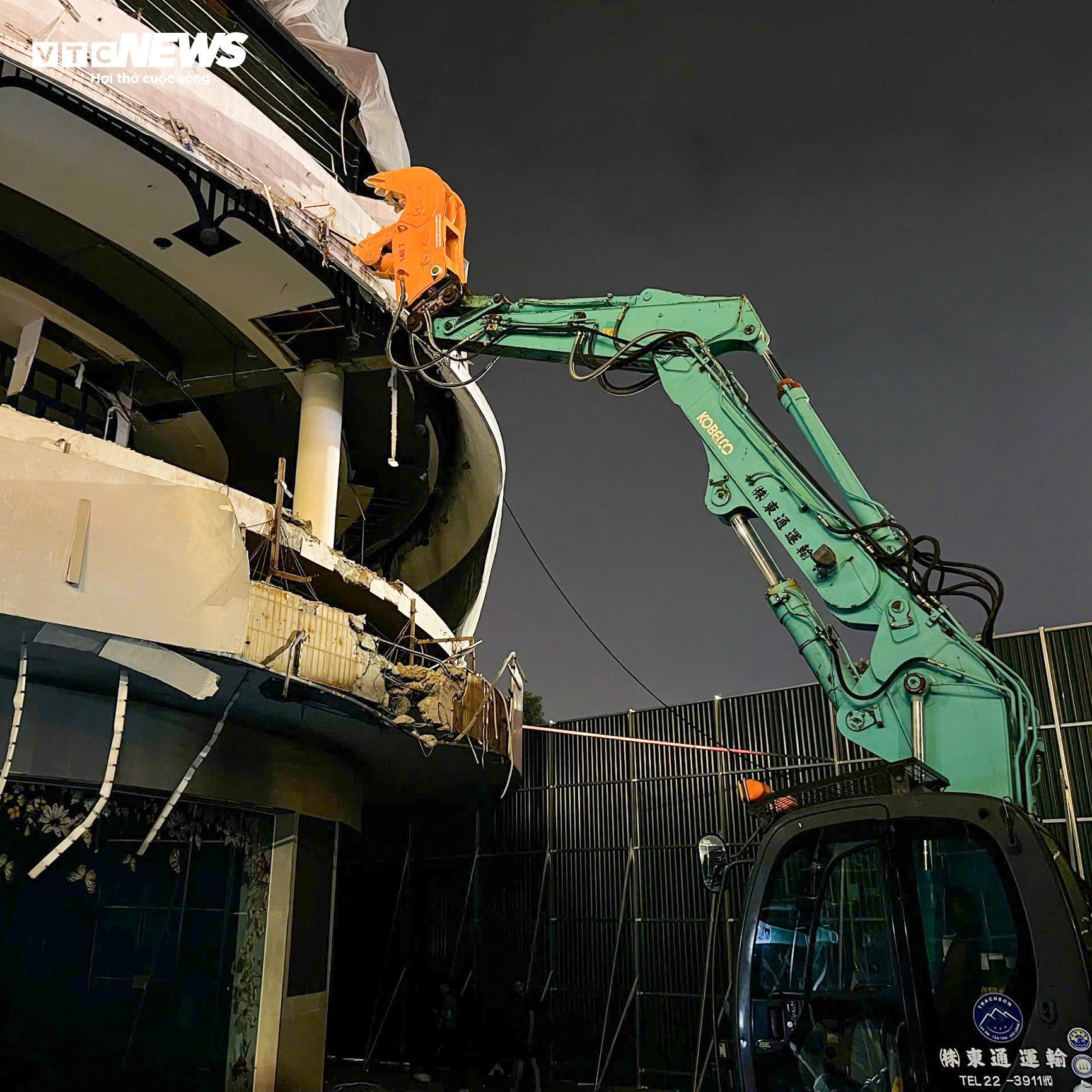 Hà Nội bắt đầu phá dỡ tòa nhà 'Hàm cá mập' - 3