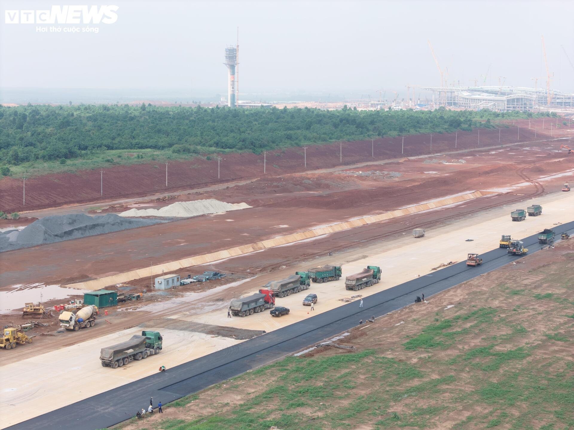 Tấp nập thi công đường băng số 2 tại siêu dự án sân bay Long Thành - 10