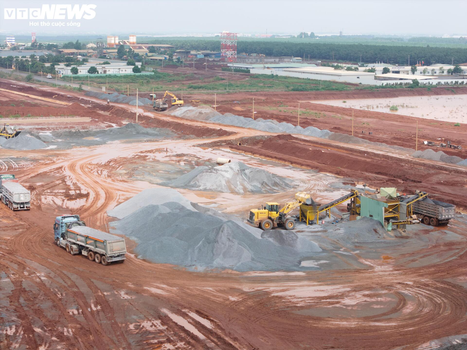 Tấp nập thi công đường băng số 2 tại siêu dự án sân bay Long Thành - 5