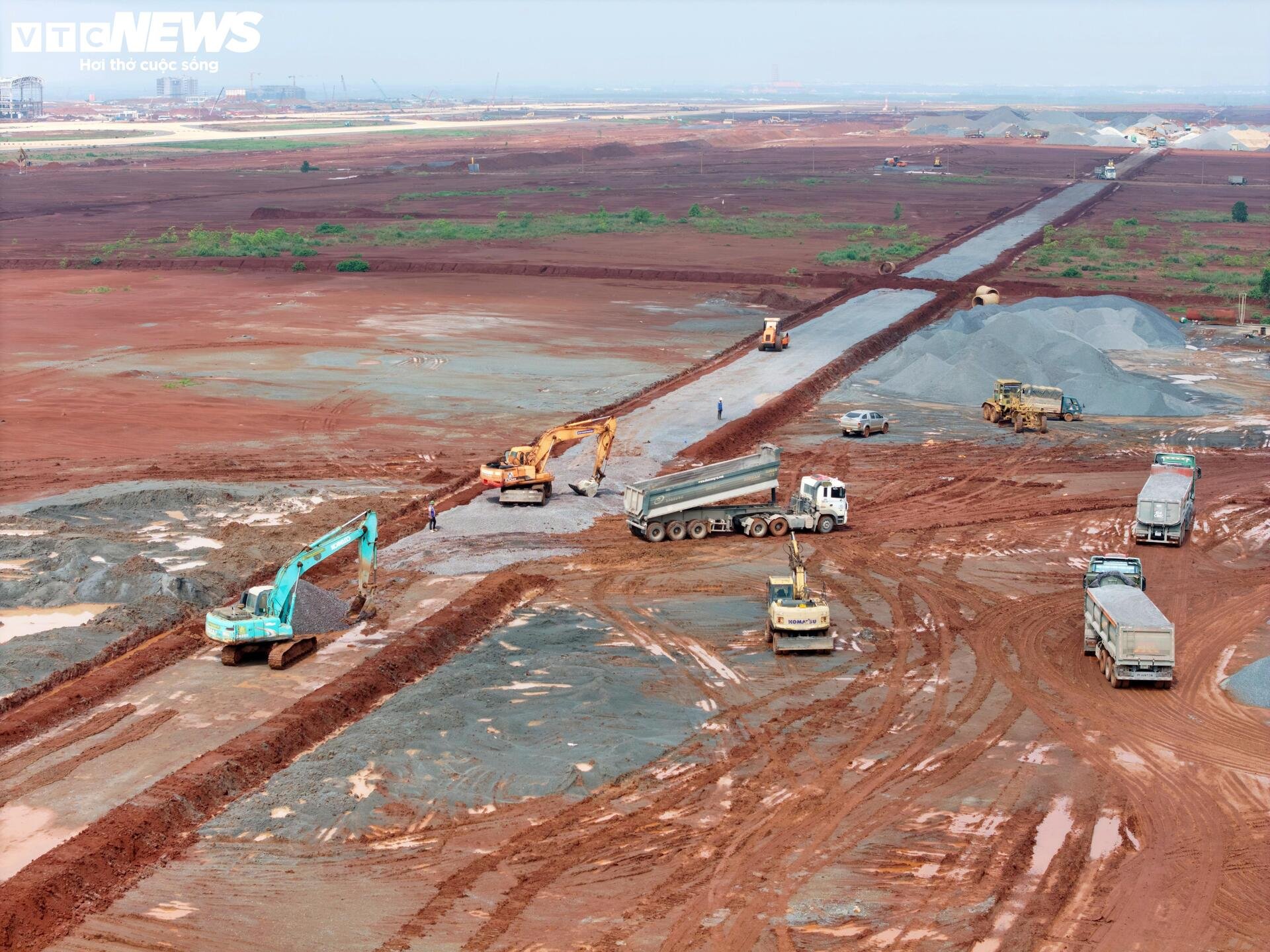 Tấp nập thi công đường băng số 2 tại siêu dự án sân bay Long Thành - 2