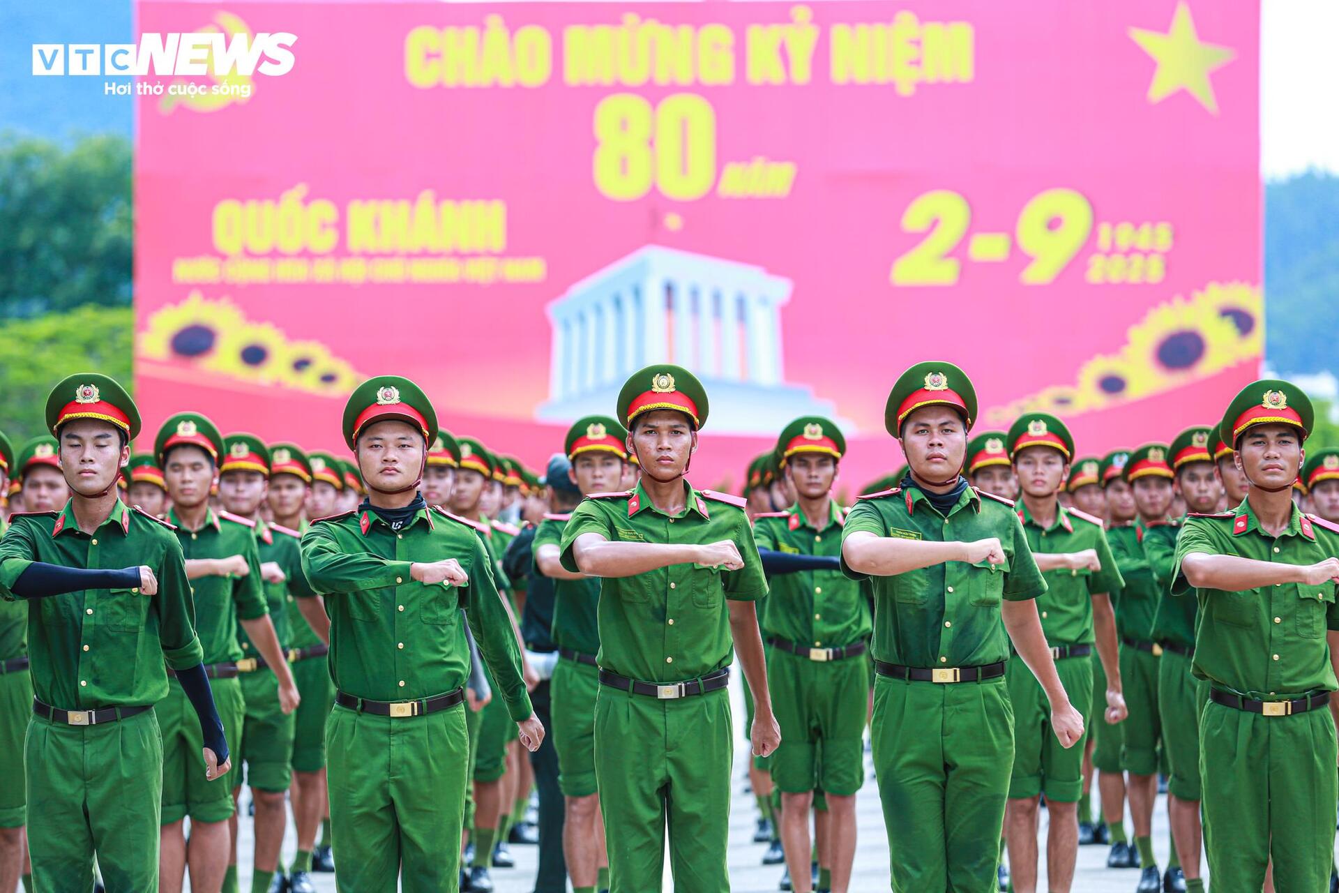 Chiến sĩ luyện tập dưới nắng lửa, chuẩn bị diễu binh Quốc khánh 2/9 - 10