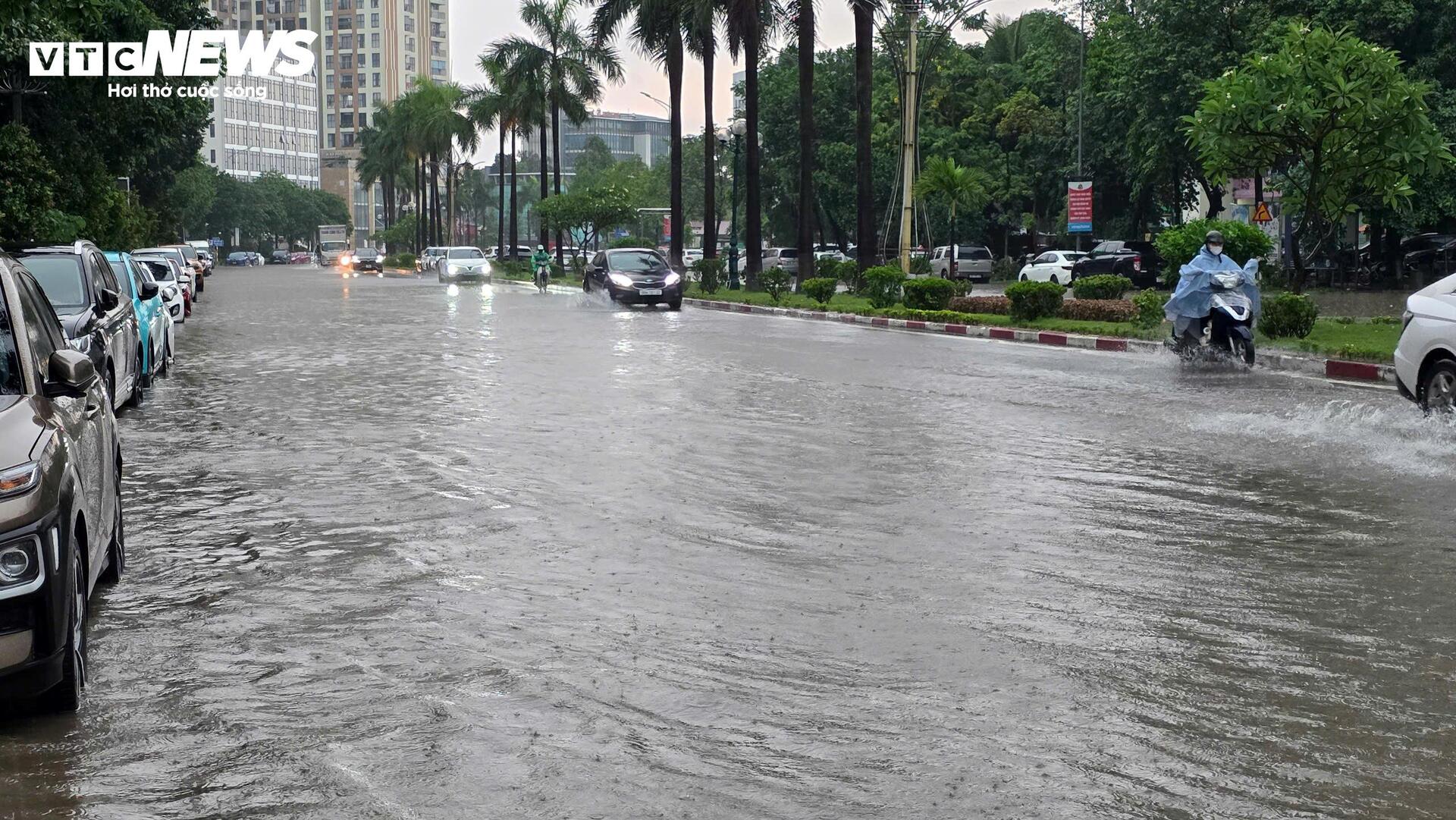 Trung tâm Thành phố Bắc Ninh 'hóa sông' sau cơn mưa như trút - 1