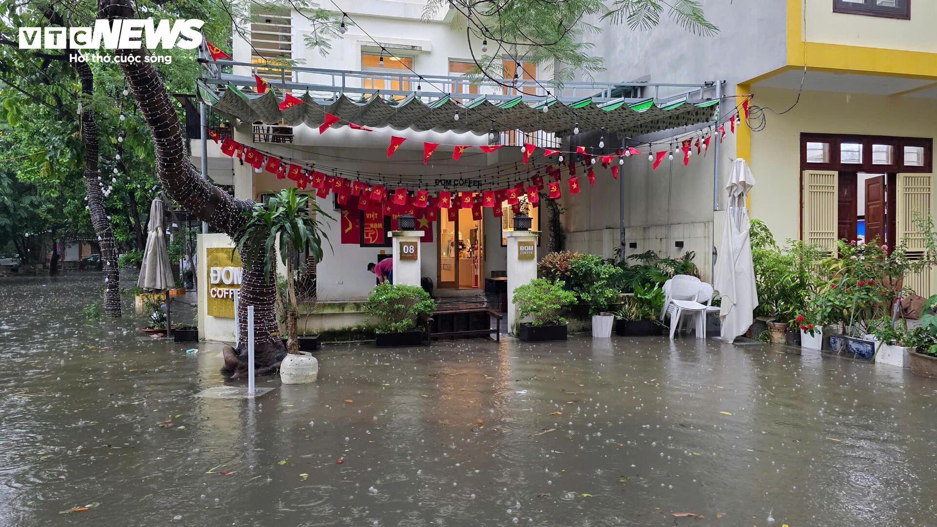 Trung tâm Thành phố Bắc Ninh 'hóa sông' sau cơn mưa như trút - 8