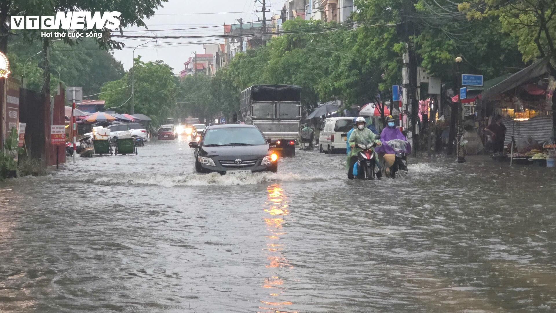 Trung tâm Thành phố Bắc Ninh 'hóa sông' sau cơn mưa như trút - 9