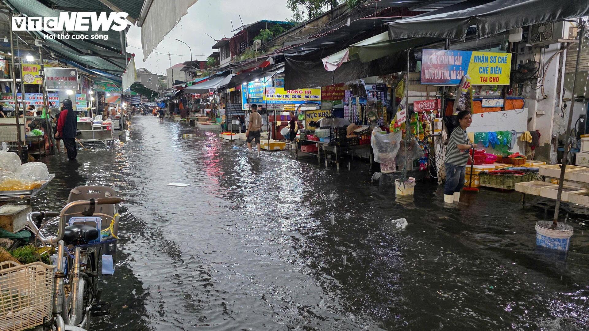 Trung tâm Thành phố Bắc Ninh 'hóa sông' sau cơn mưa như trút - 11