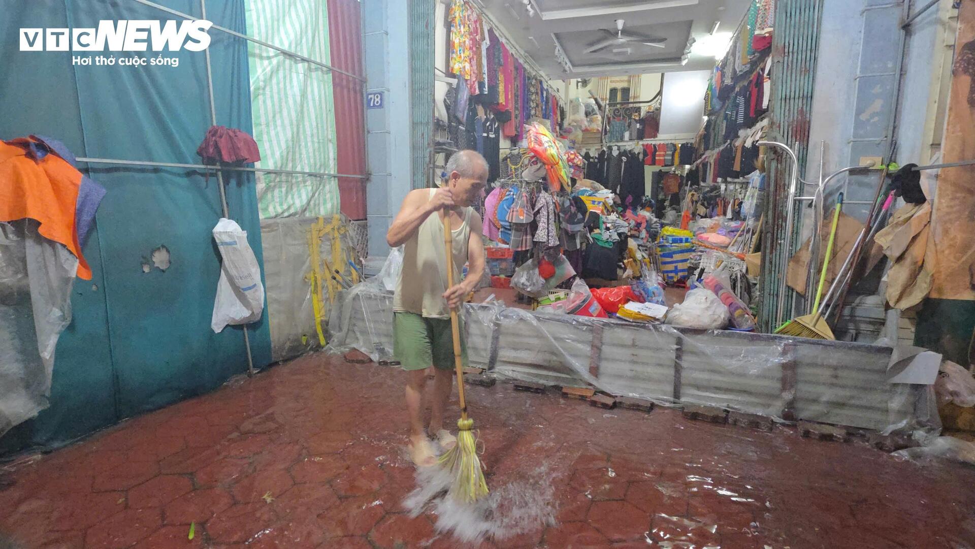 Trung tâm Thành phố Bắc Ninh 'hóa sông' sau cơn mưa như trút - 12