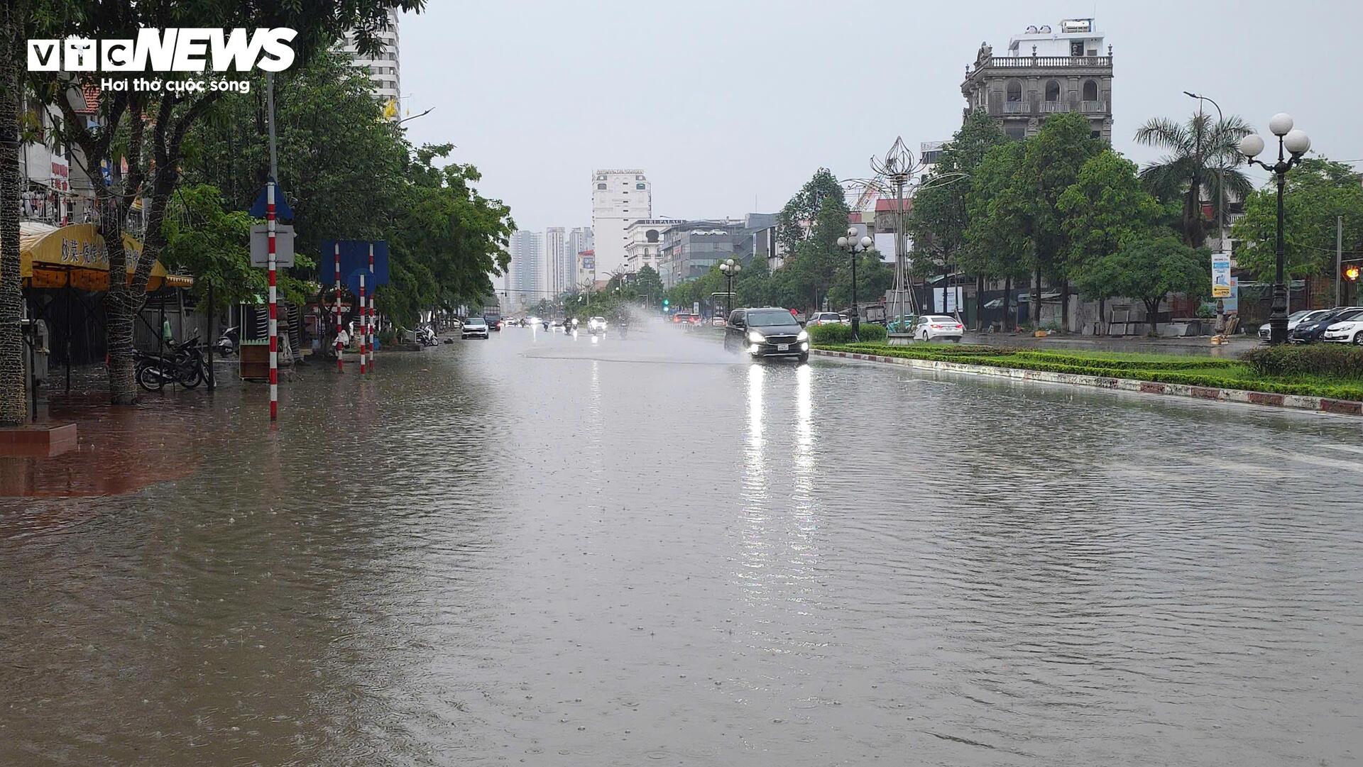 Trung tâm Thành phố Bắc Ninh 'hóa sông' sau cơn mưa như trút - 2