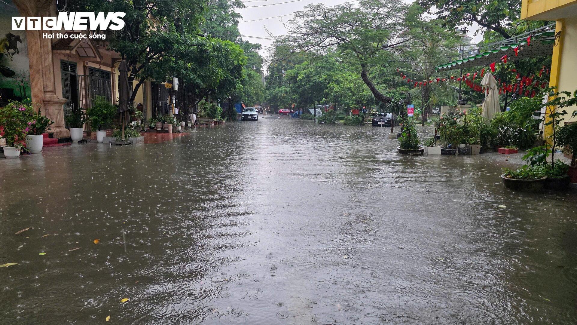 Trung tâm Thành phố Bắc Ninh 'hóa sông' sau cơn mưa như trút - 4