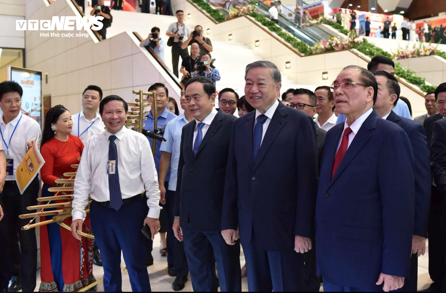 Tổng Bí thư, Thủ tướng, Chủ tịch Quốc hội tham quan Hội Báo toàn quốc 2025 - 10