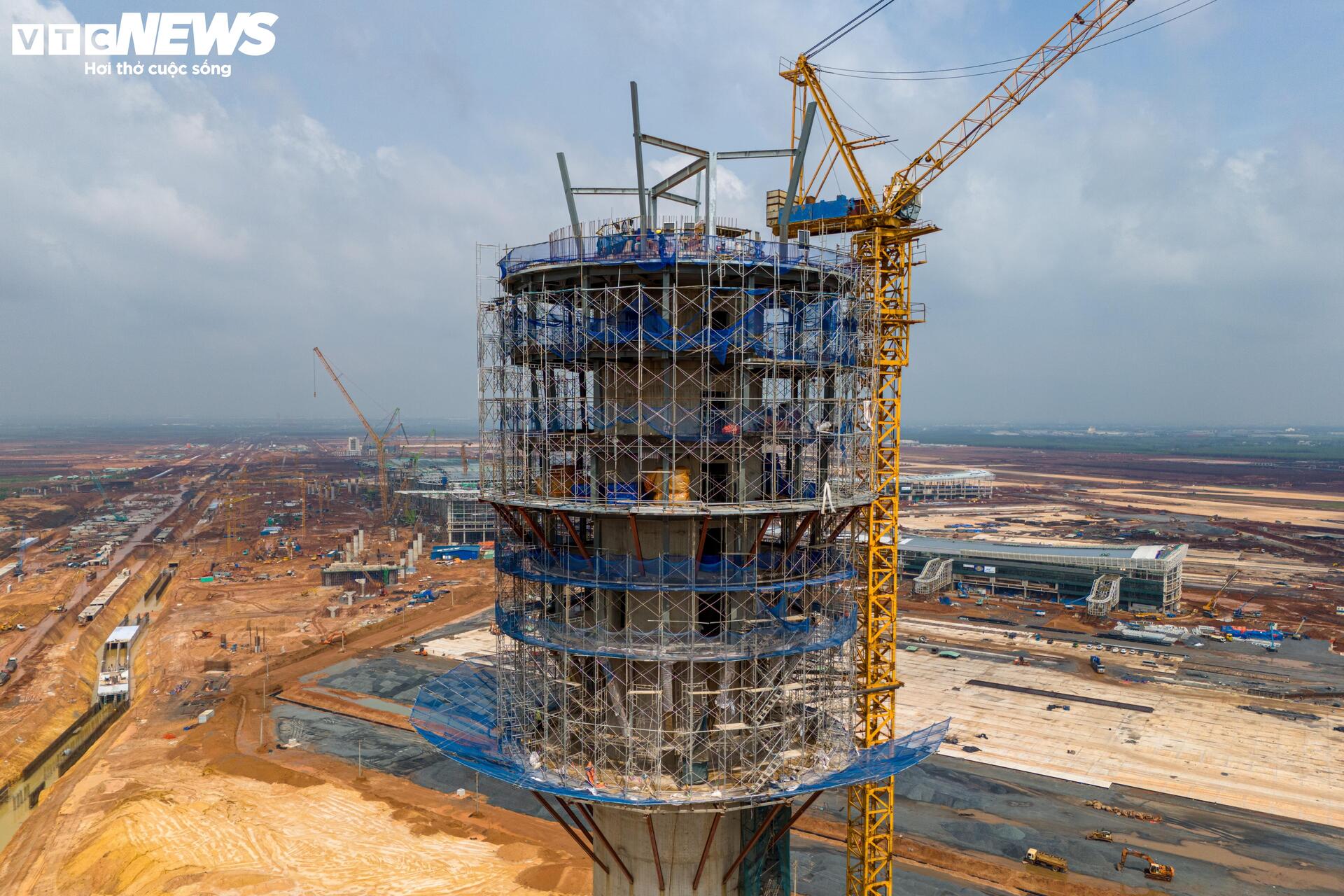 Cận cảnh tháp không lưu cao nhất Việt Nam đang tăng tốc về đích - 4