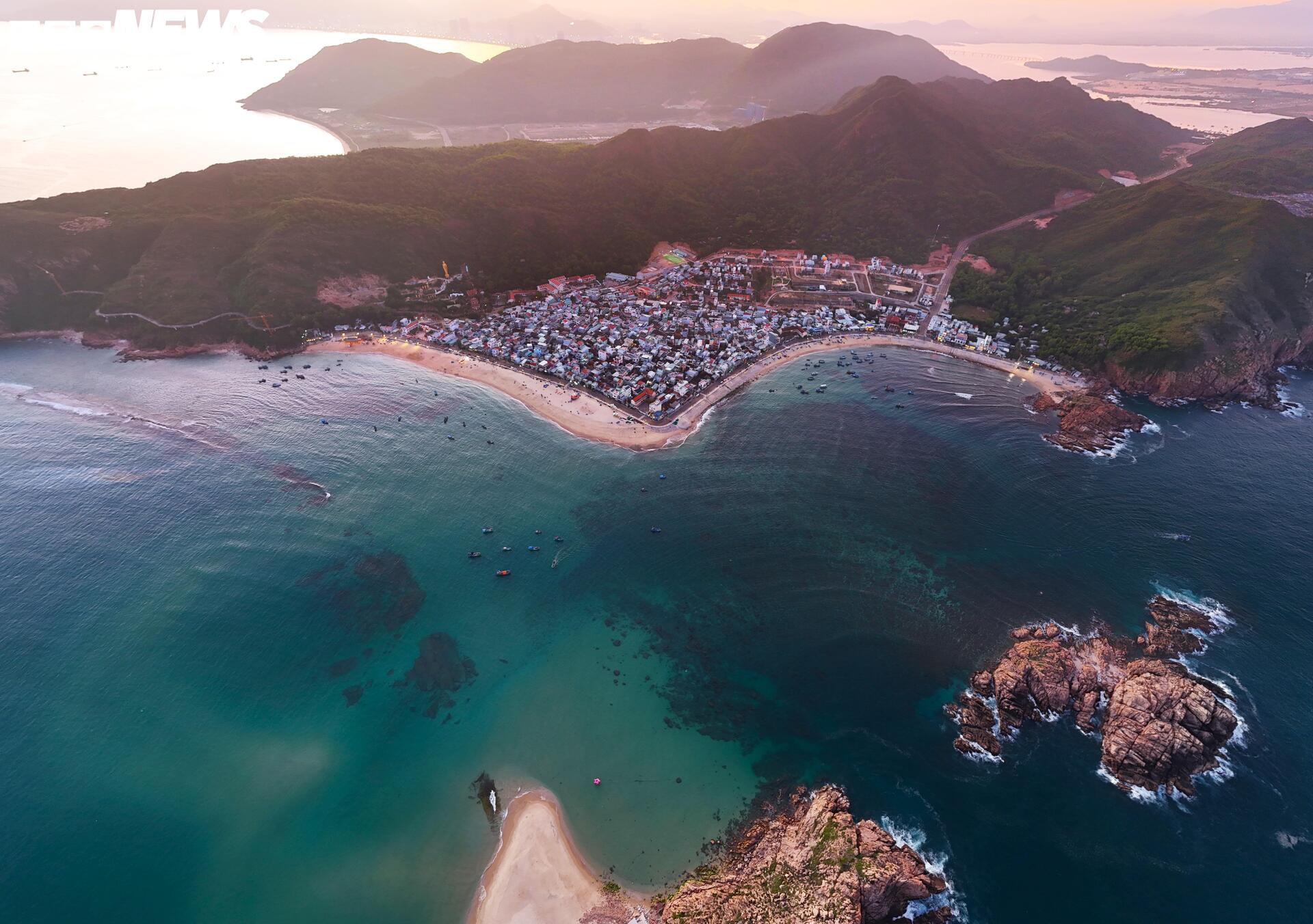 'Trốn' phố thị ồn ào, về Quy Nhơn ngắm rong mơ nhuộm vàng đáy biển - 1