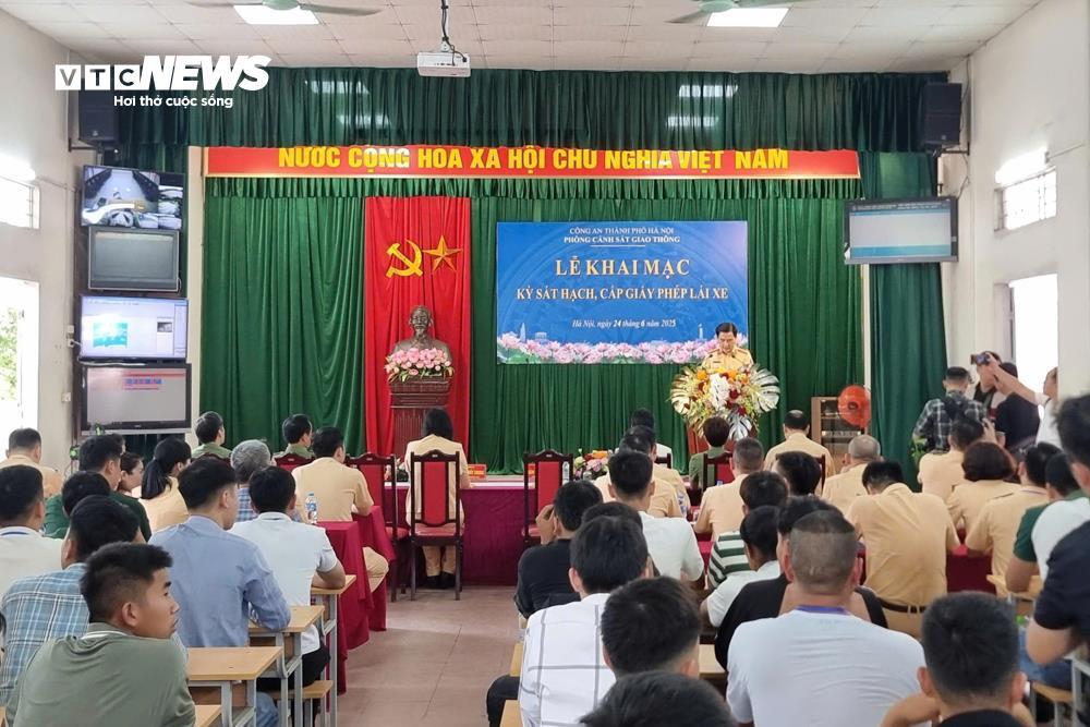Công an Hà Nội tổ chức kỳ sát hạch lái xe đầu tiên cho gần 100 học viên - 1
