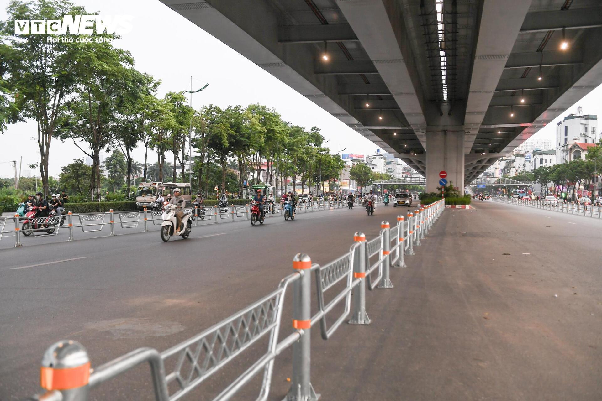 Tài xế lúng túng với hàng rào phân làn trên 2 tuyến đường vành đai Hà Nội - 17