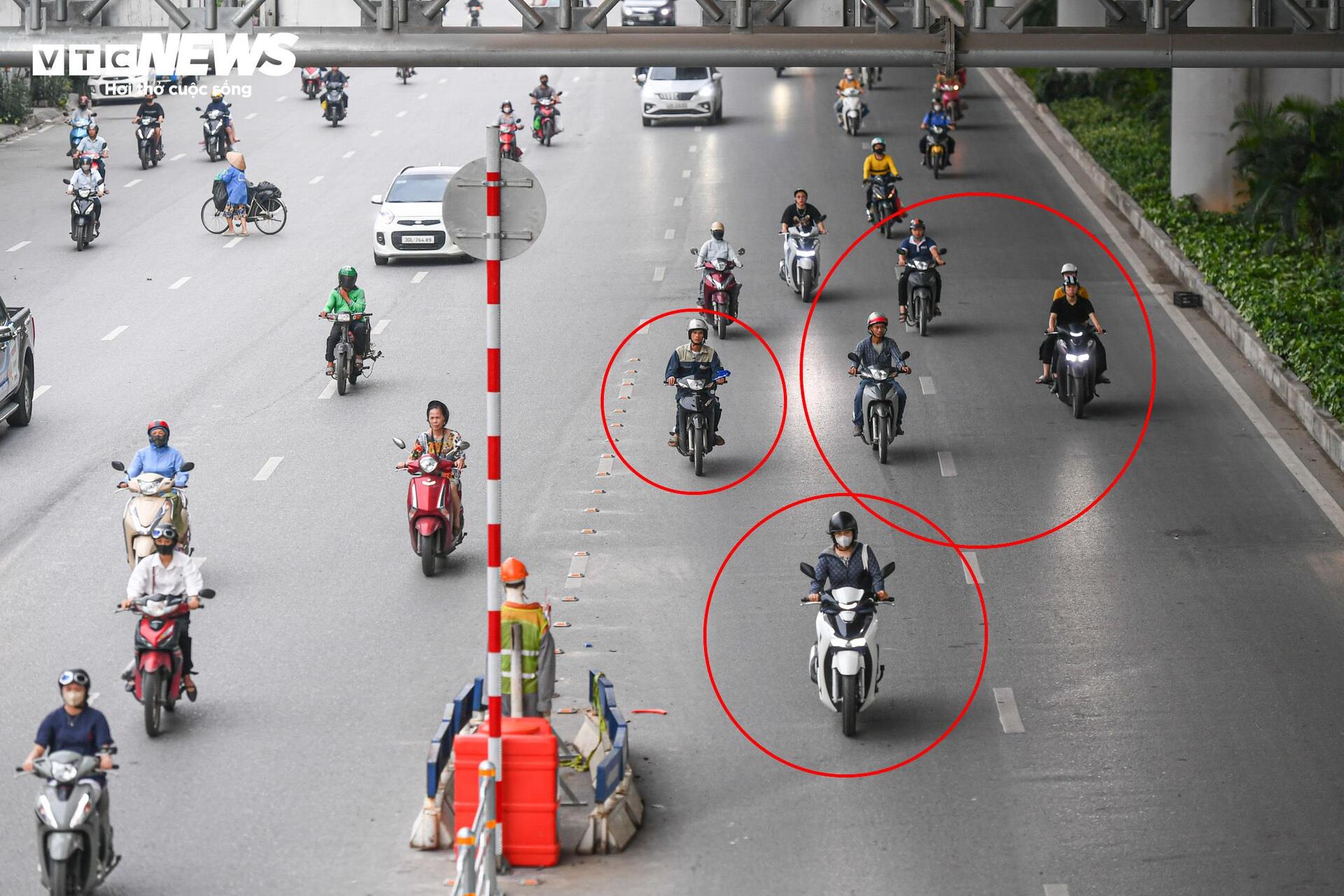 Tài xế lúng túng với hàng rào phân làn trên 2 tuyến đường vành đai Hà Nội - 20