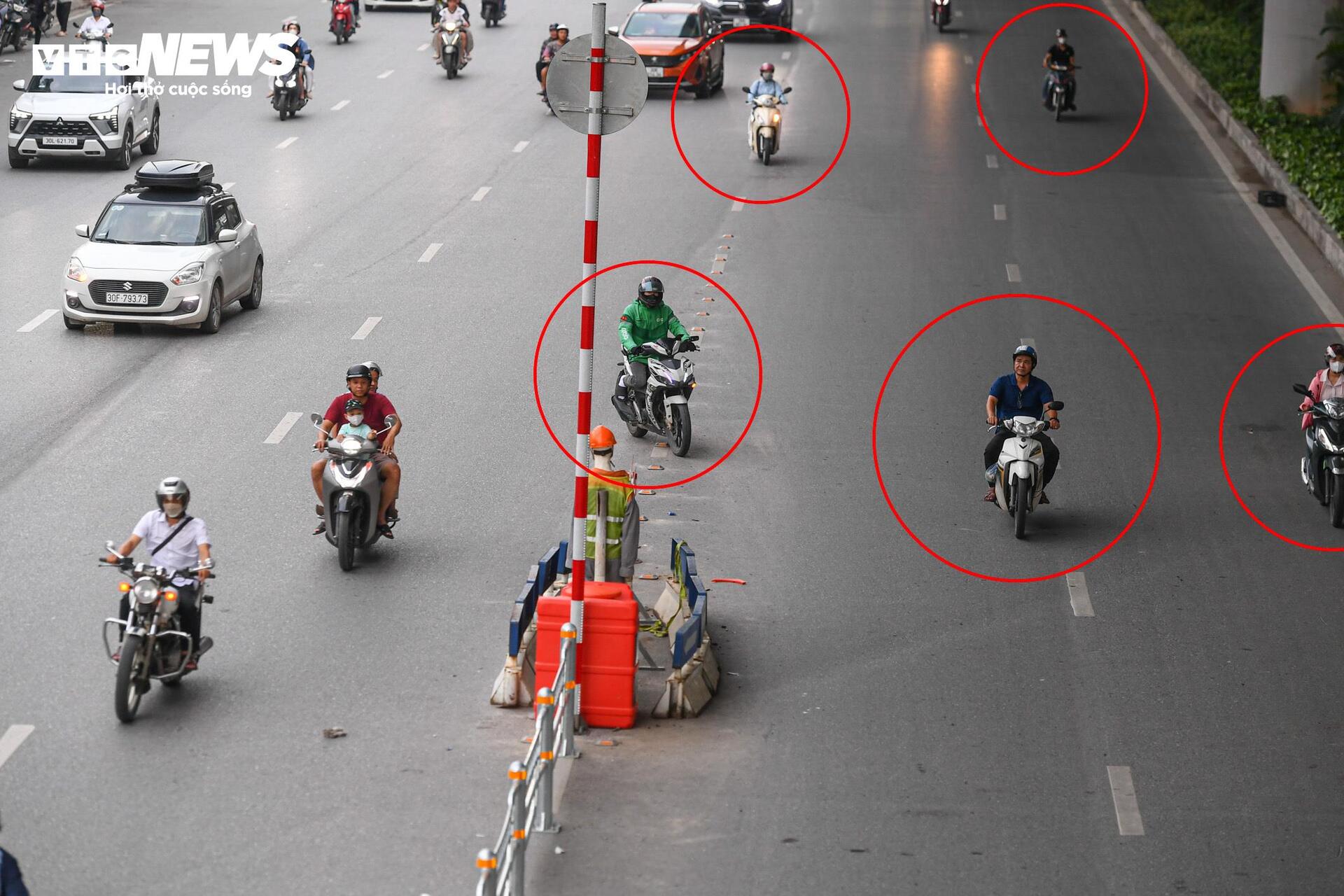 Tài xế lúng túng với hàng rào phân làn trên 2 tuyến đường vành đai Hà Nội - 19