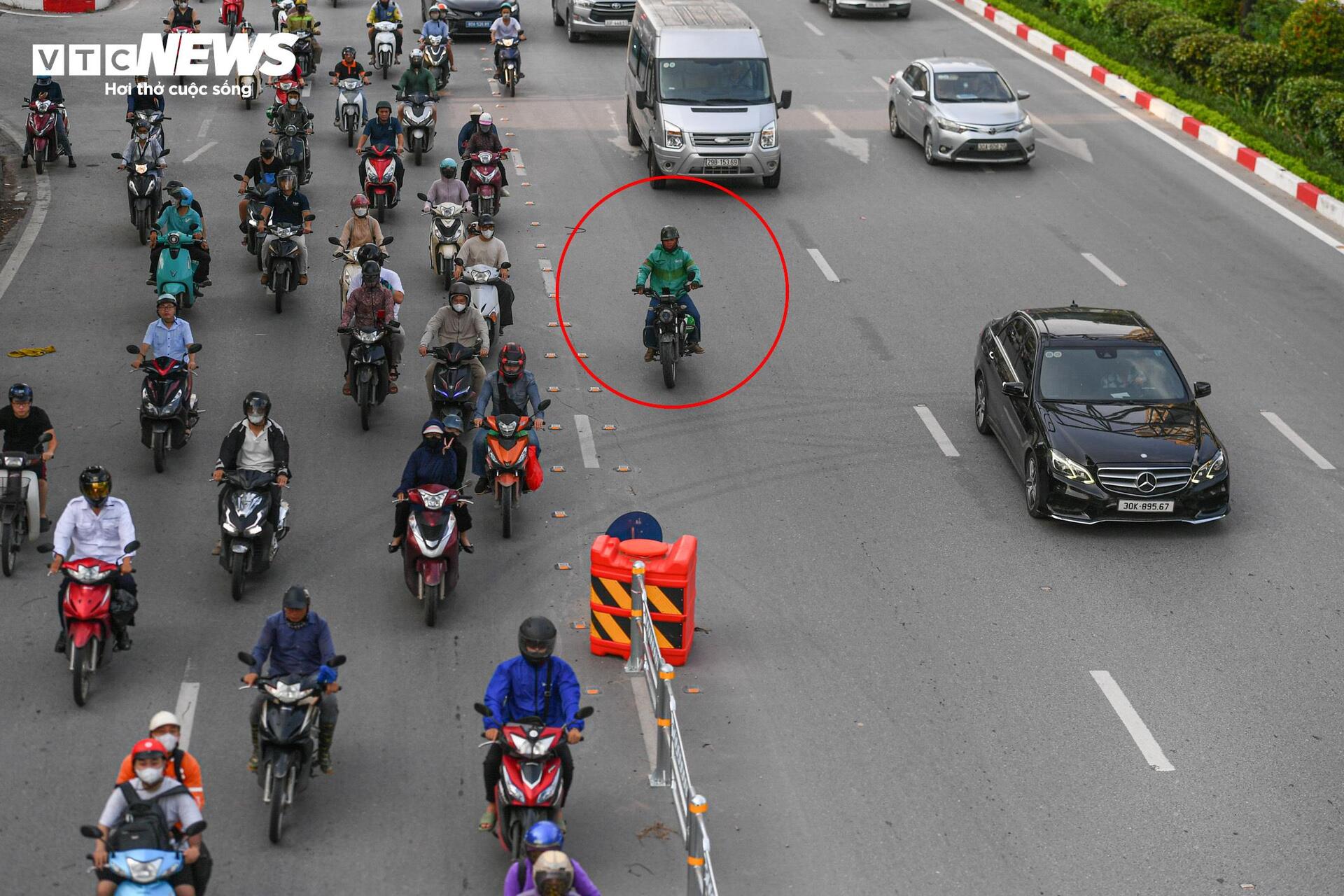 Tài xế lúng túng với hàng rào phân làn trên 2 tuyến đường vành đai Hà Nội - 4
