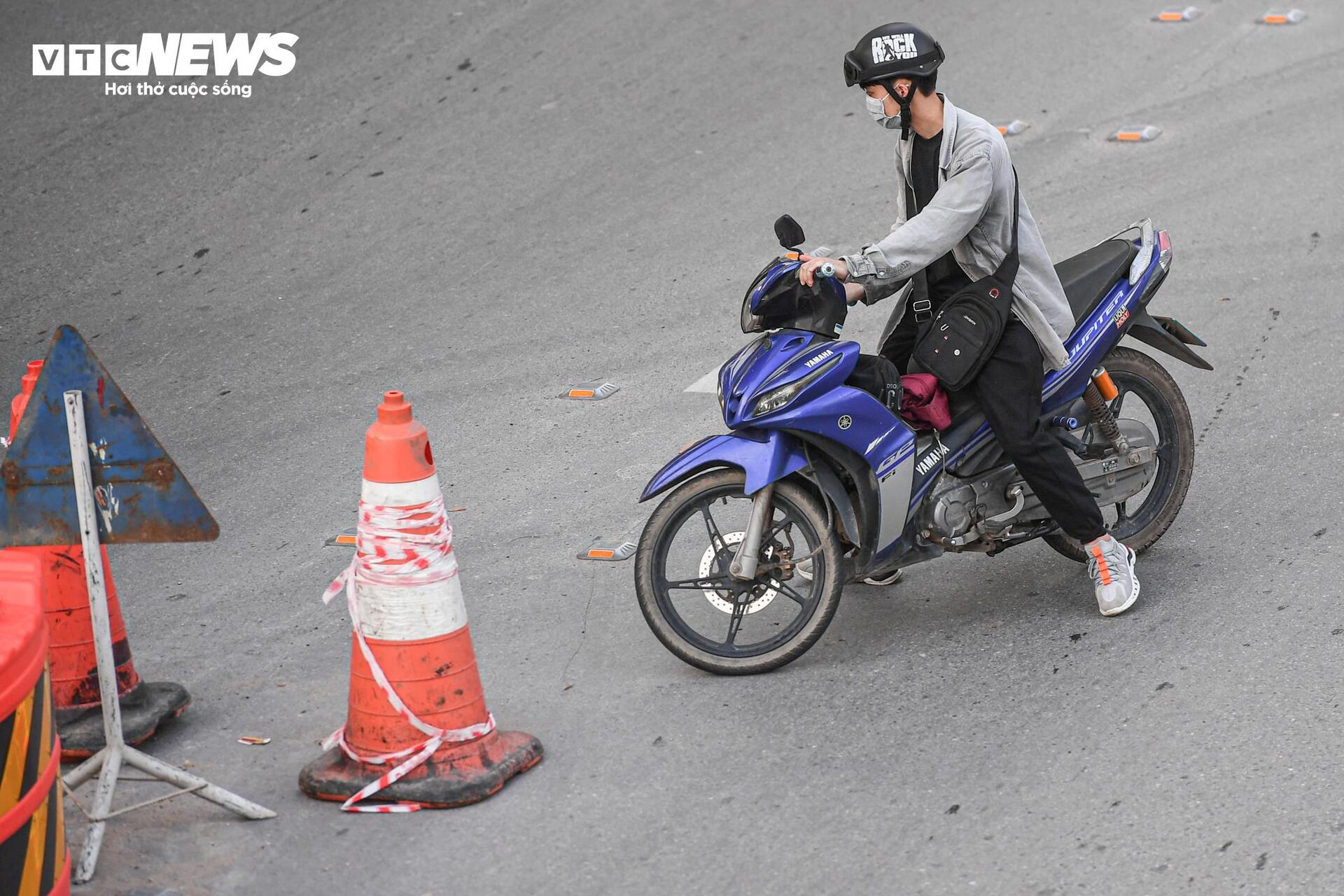 Tài xế lúng túng với hàng rào phân làn trên 2 tuyến đường vành đai Hà Nội - 12