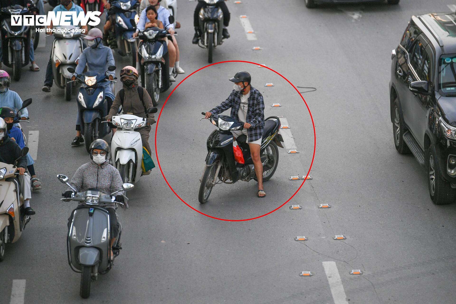 Tài xế lúng túng với hàng rào phân làn trên 2 tuyến đường vành đai Hà Nội - 6